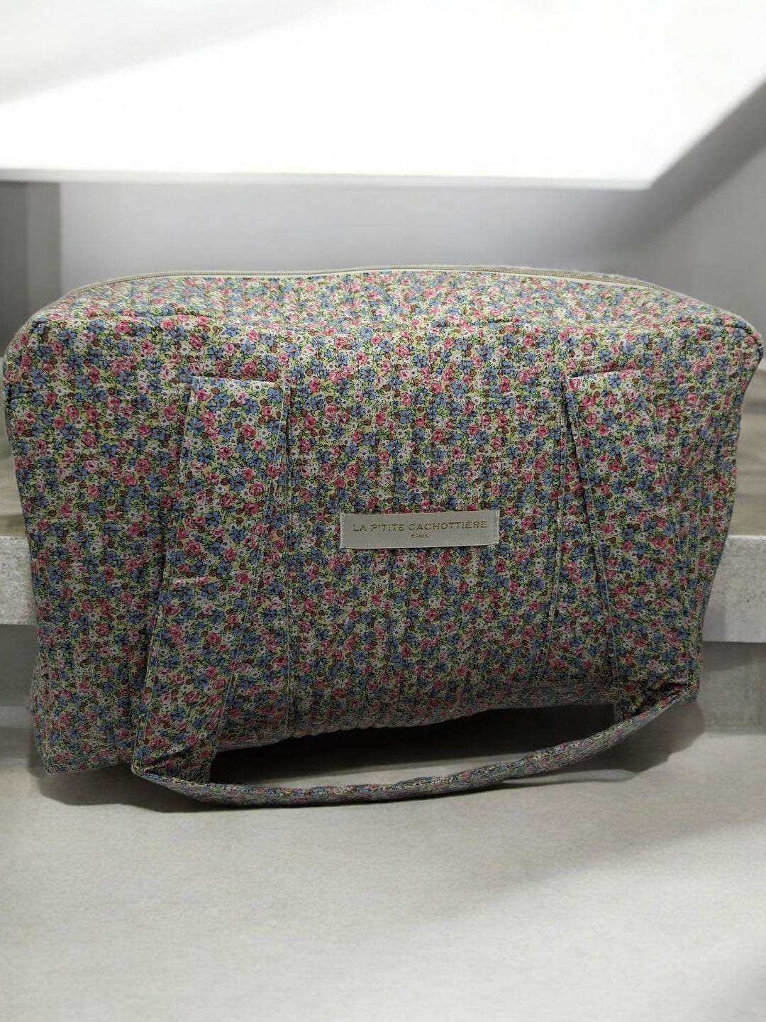 Sac week-end polochon en coton matelassé multicolore liberty fleuri rose bleu et blanc