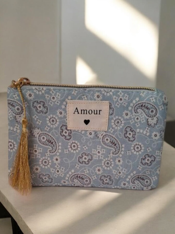 Pochette en tissu bleu clair motifs bandana “Amour”