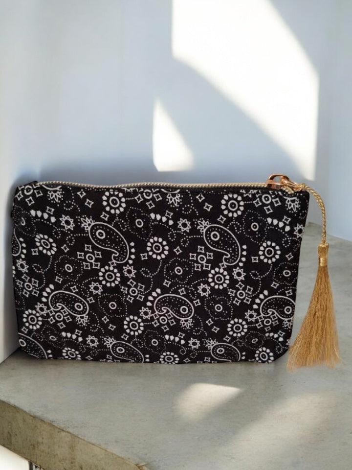 Pochette en tissu noir motifs bandana “Amour”
