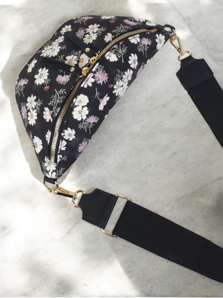 Sac banane en tissu coton liberty noir motifs fleuris blanc et rose