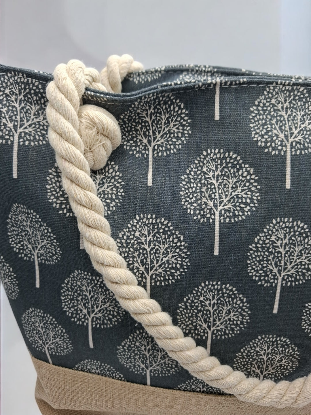 Sac à main de plage porté à l’épaule gris motifs arbres