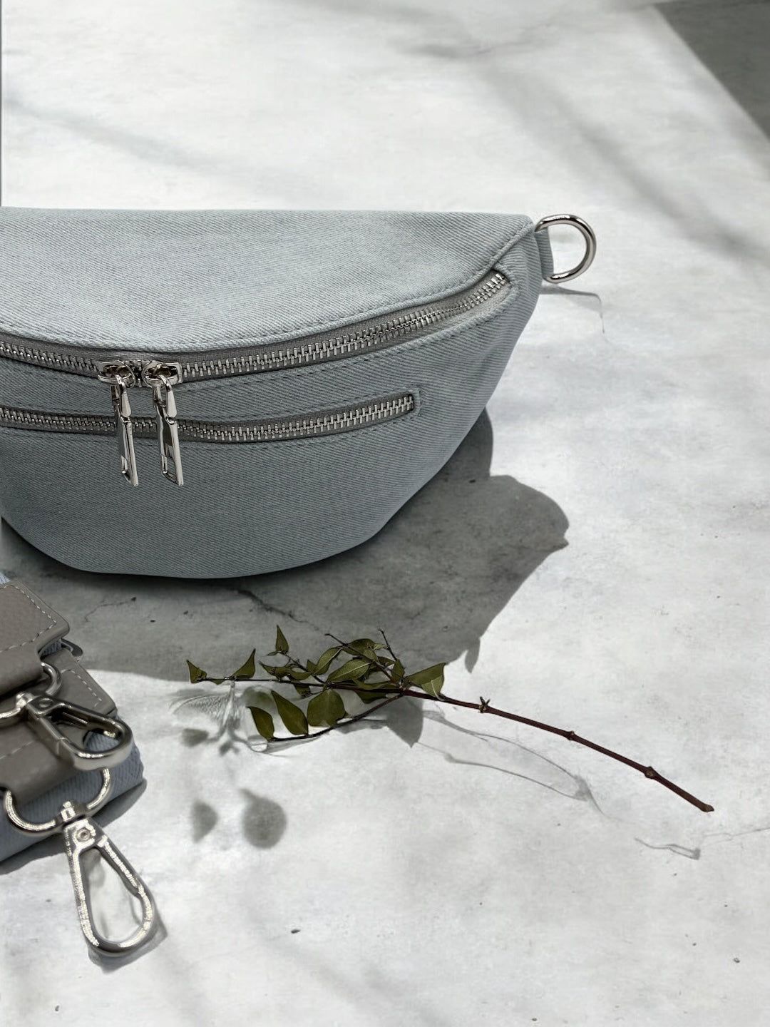 Sac banane en tissu matiere jean gris clair 2 poches