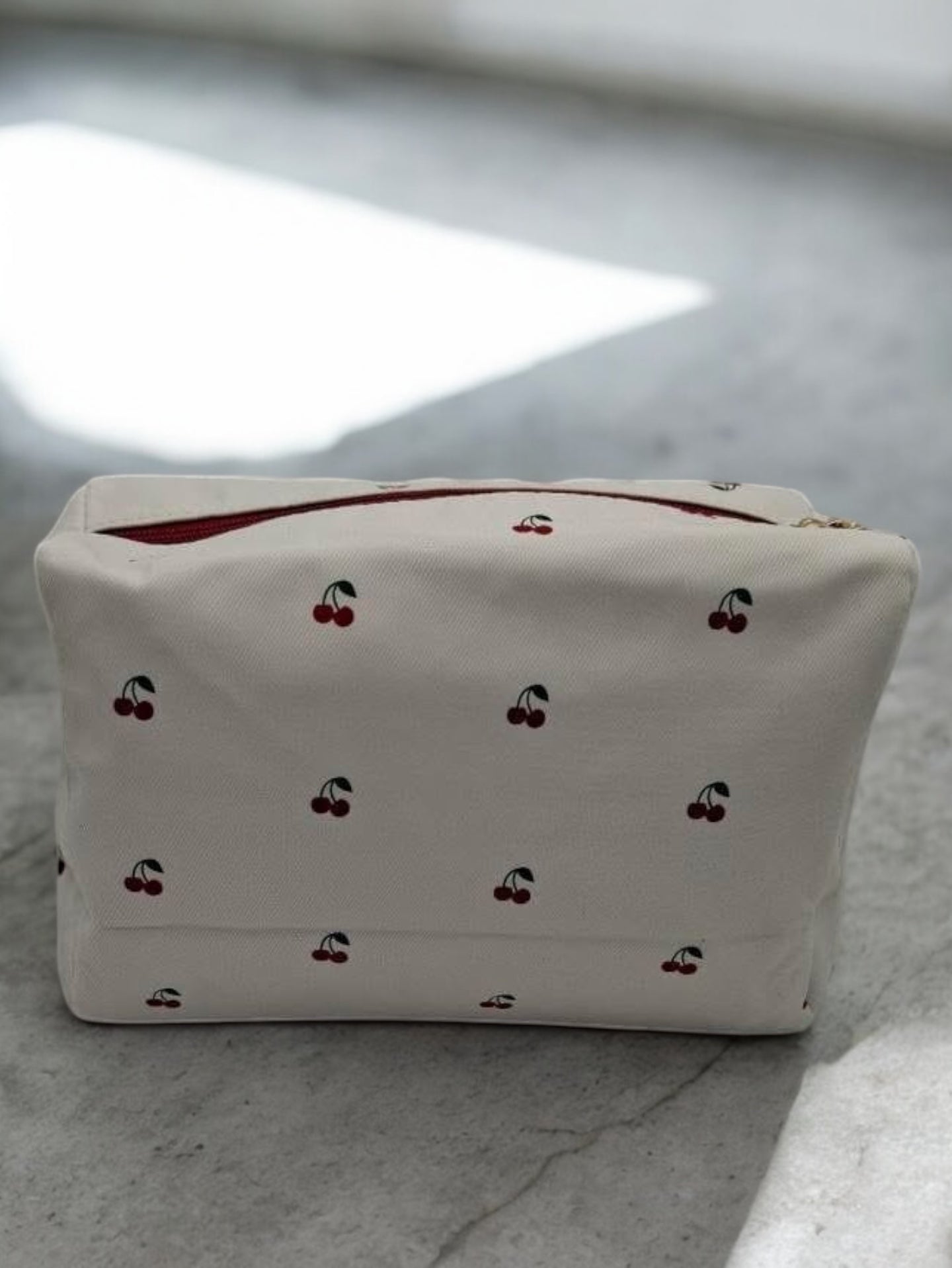Trousse en tissu imperméable blanc motifs cerises