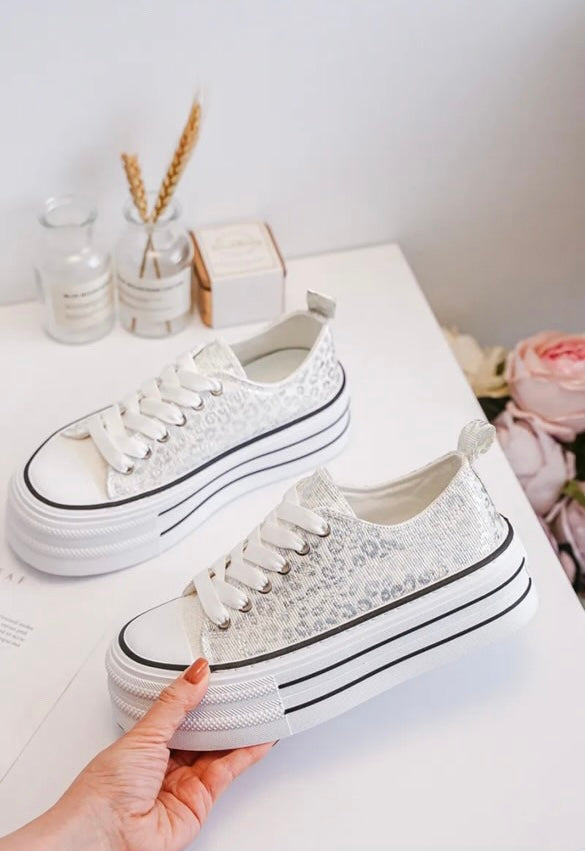 Chaussures baskets basses semelle compensée tissu motif léopard argenté style converse