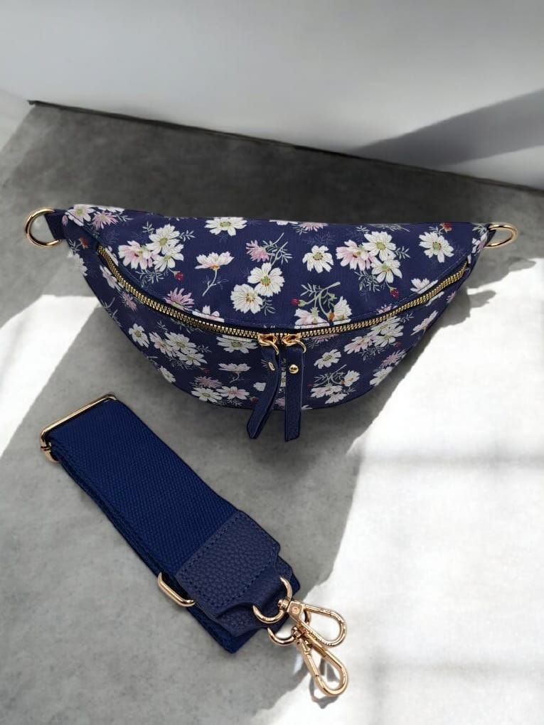 Sac banane en tissu bleu marine motifs fleuris blanc et rose