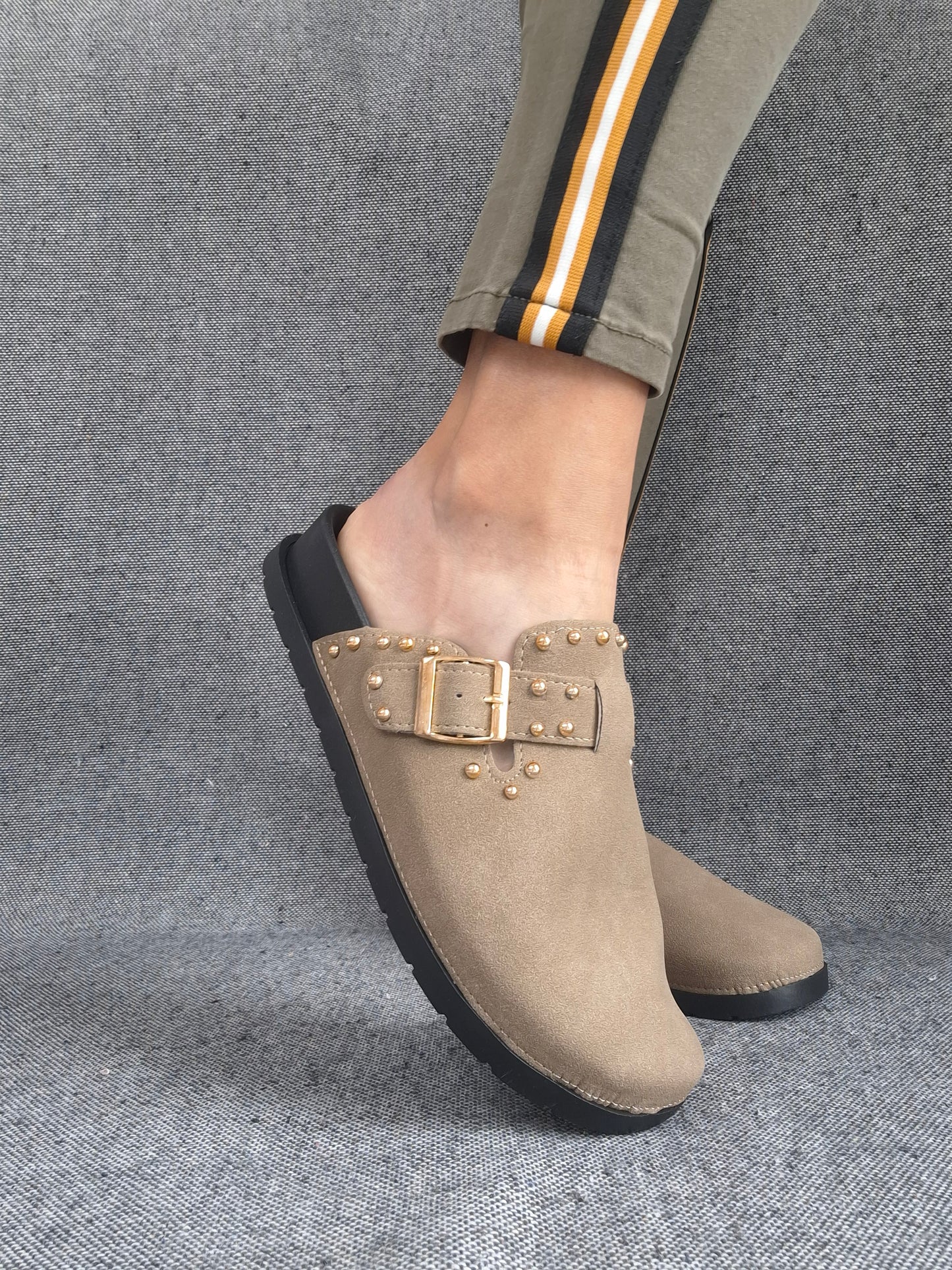 Chaussures sandales fermées type birk taupe à semelle intérieur noire