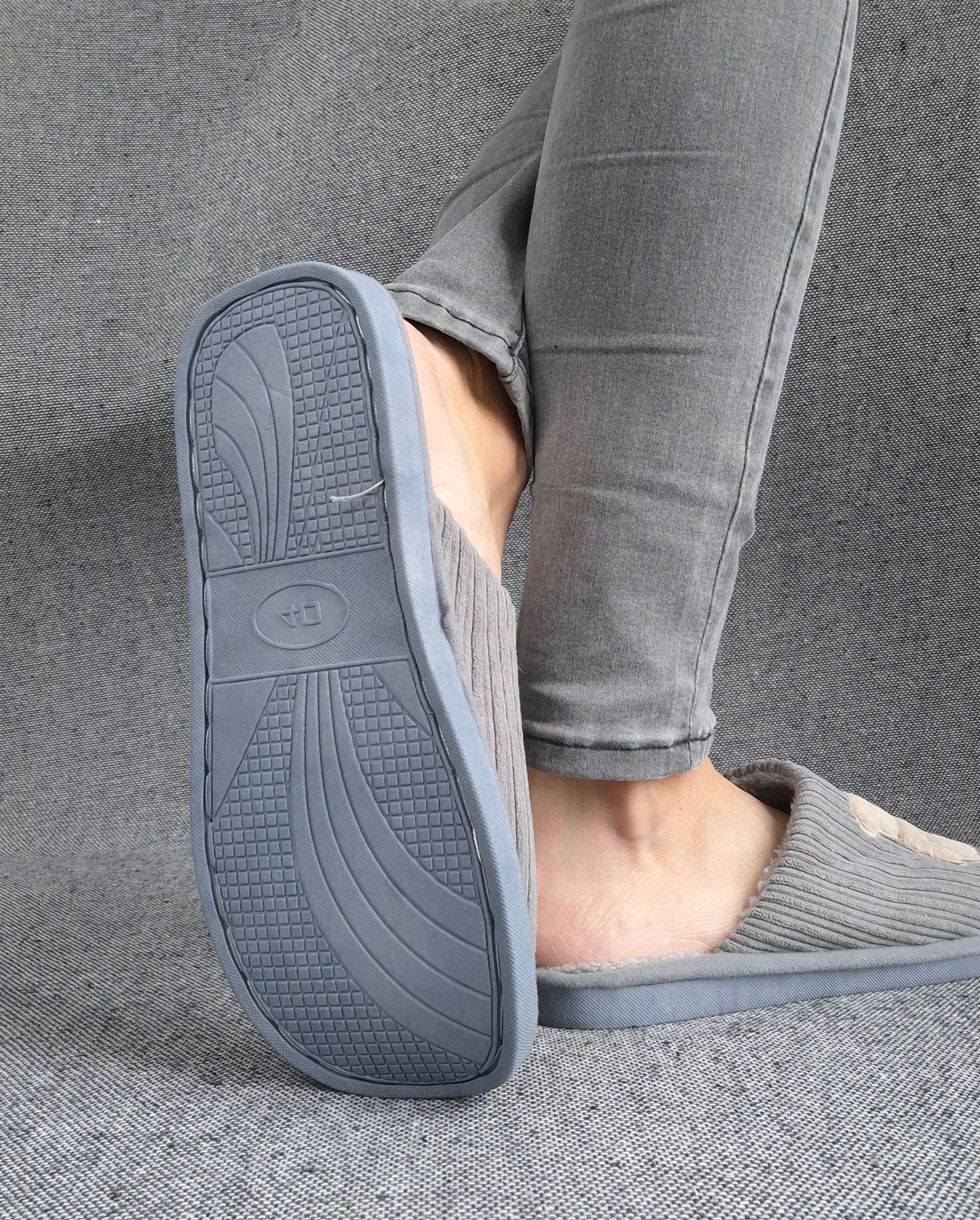 Chaussons fourrés gris en tissu avec motif ours beige