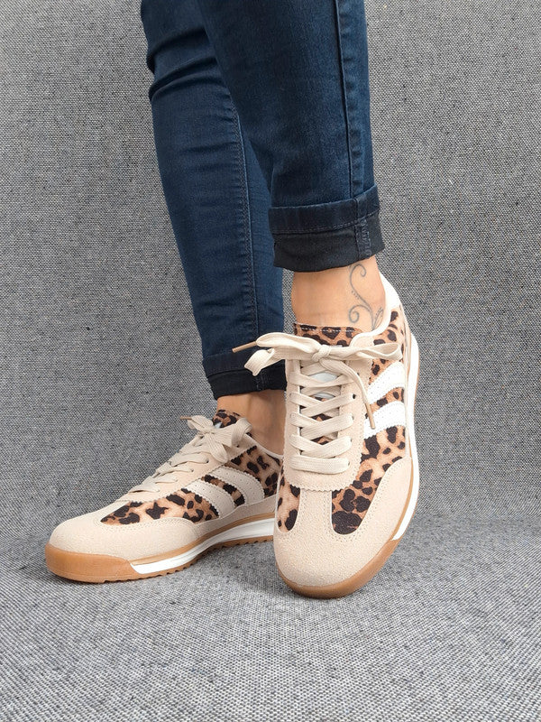 Chaussures baskets basses taupe léopard avec bandes blanches style sneakers