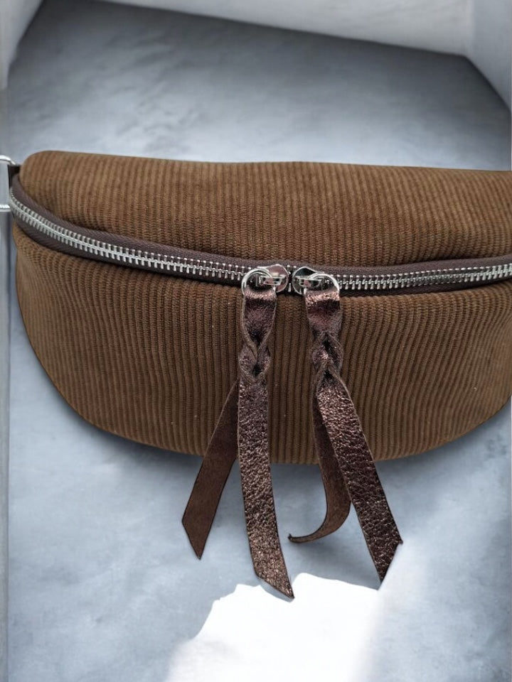 Sac banane en velours côtelé camel doubles curseurs en cuir