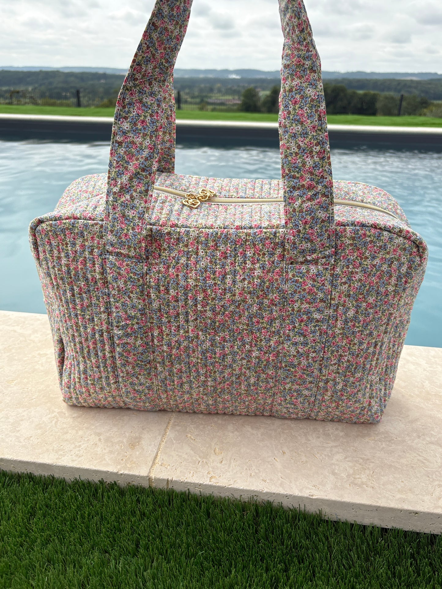 Sac week-end polochon en coton matelassé multicolore liberty fleuri rose bleu et blanc