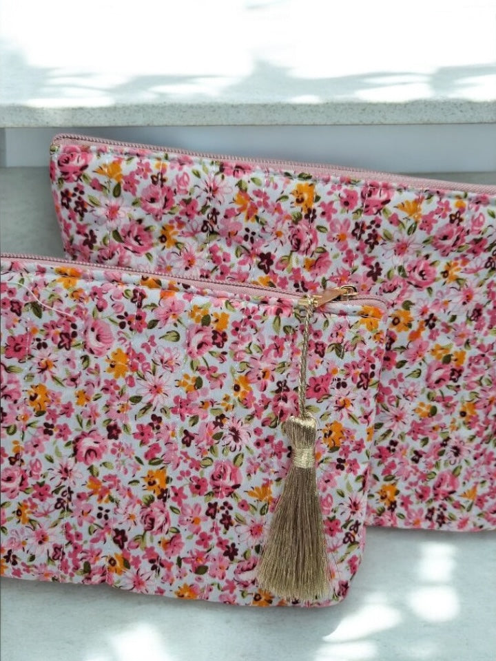 Trousse et pochette en coton motif floral avec des nuances de rose, jaune et blanc