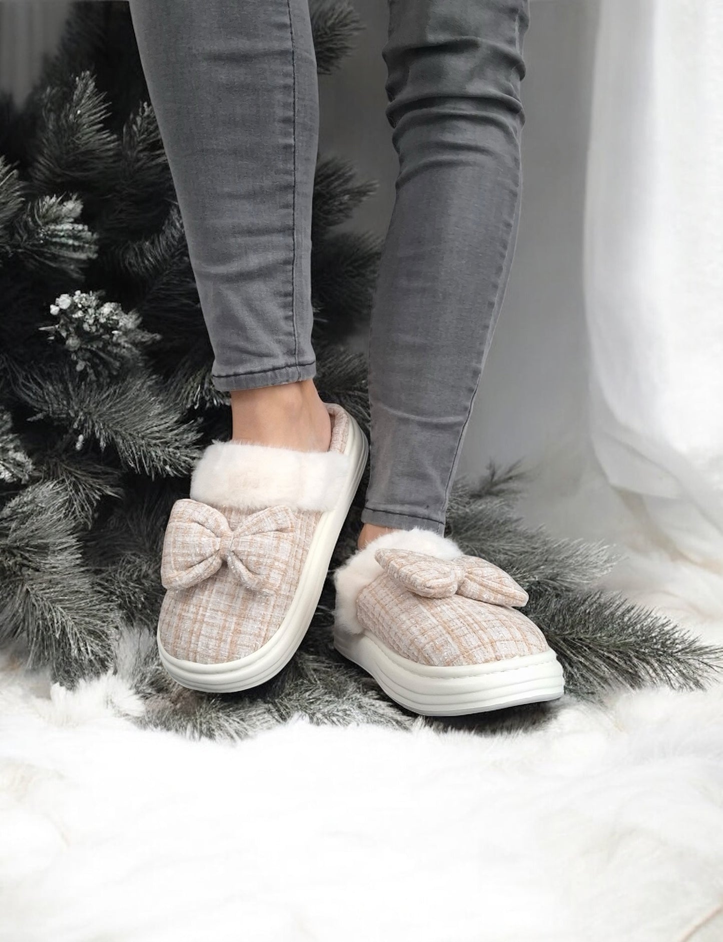 Chaussons fourrés beige et blanc en tissu à carreaux avec noeud