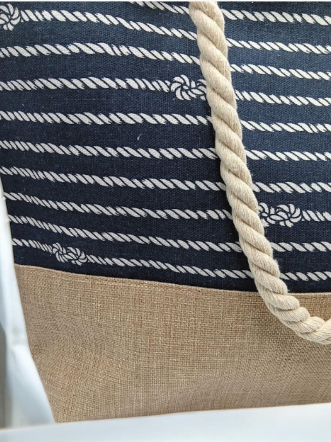 Sac à main de plage porté à l’épaule bleu motifs noeuds