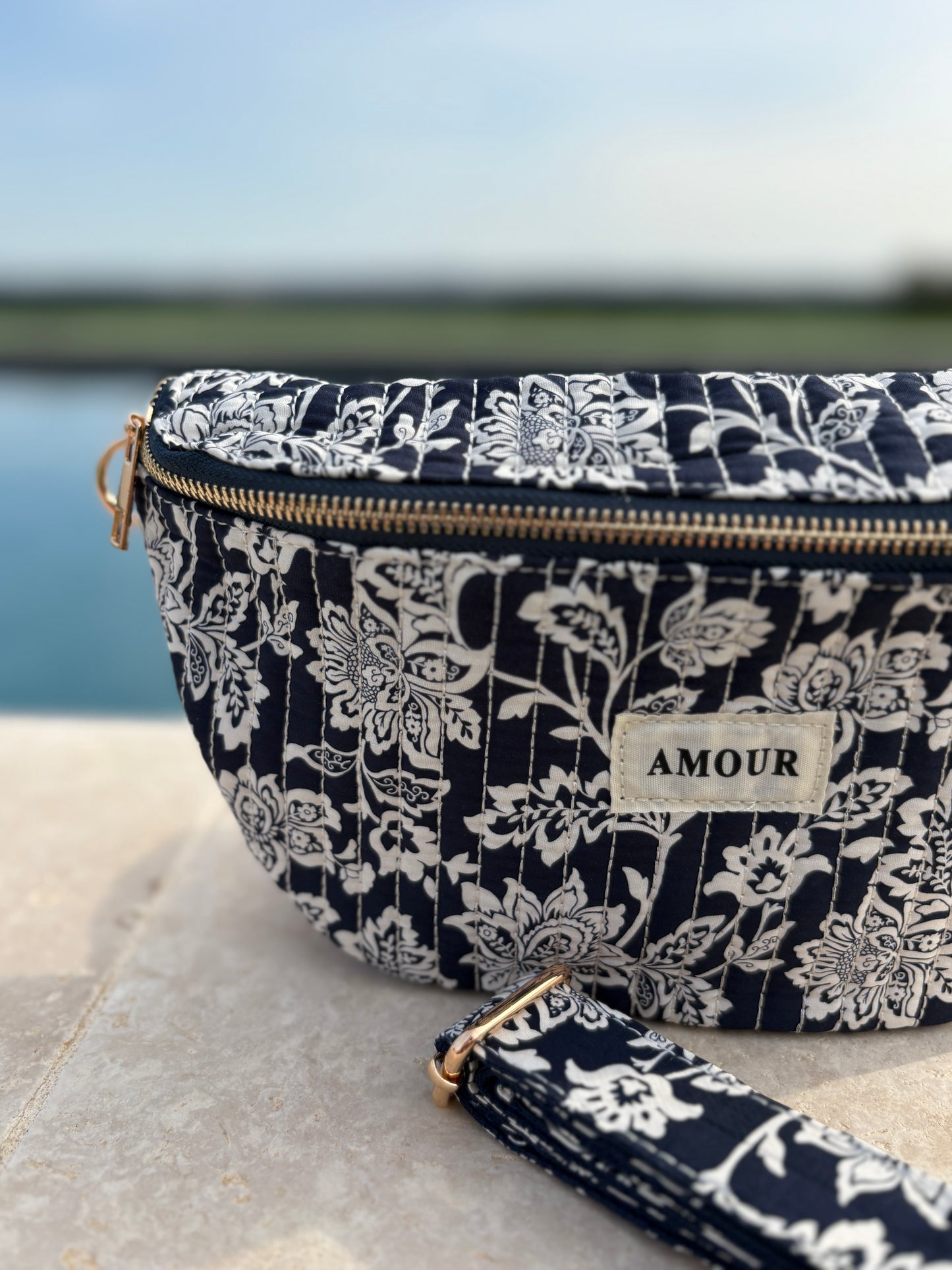 Sac banane coton matelassé liberty fleuri toile de jouy bleu marine et blanc