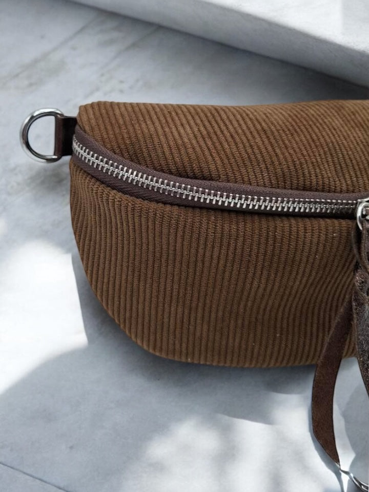 Sac banane en velours côtelé camel doubles curseurs en cuir