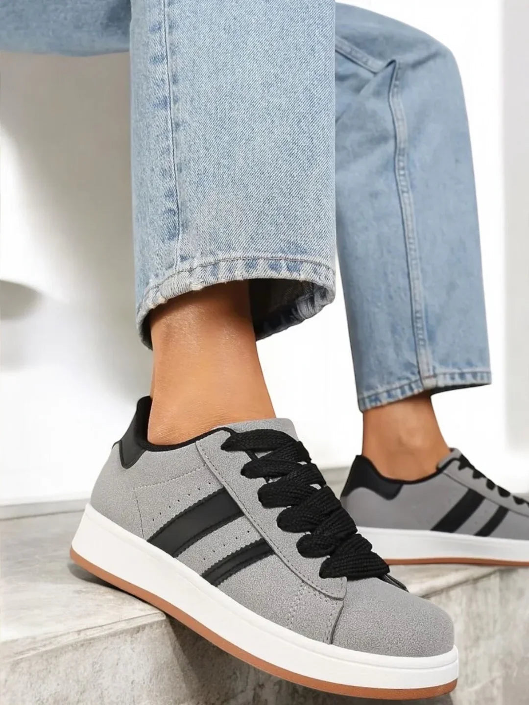 Chaussures baskets basses grises à bandes noires style campus