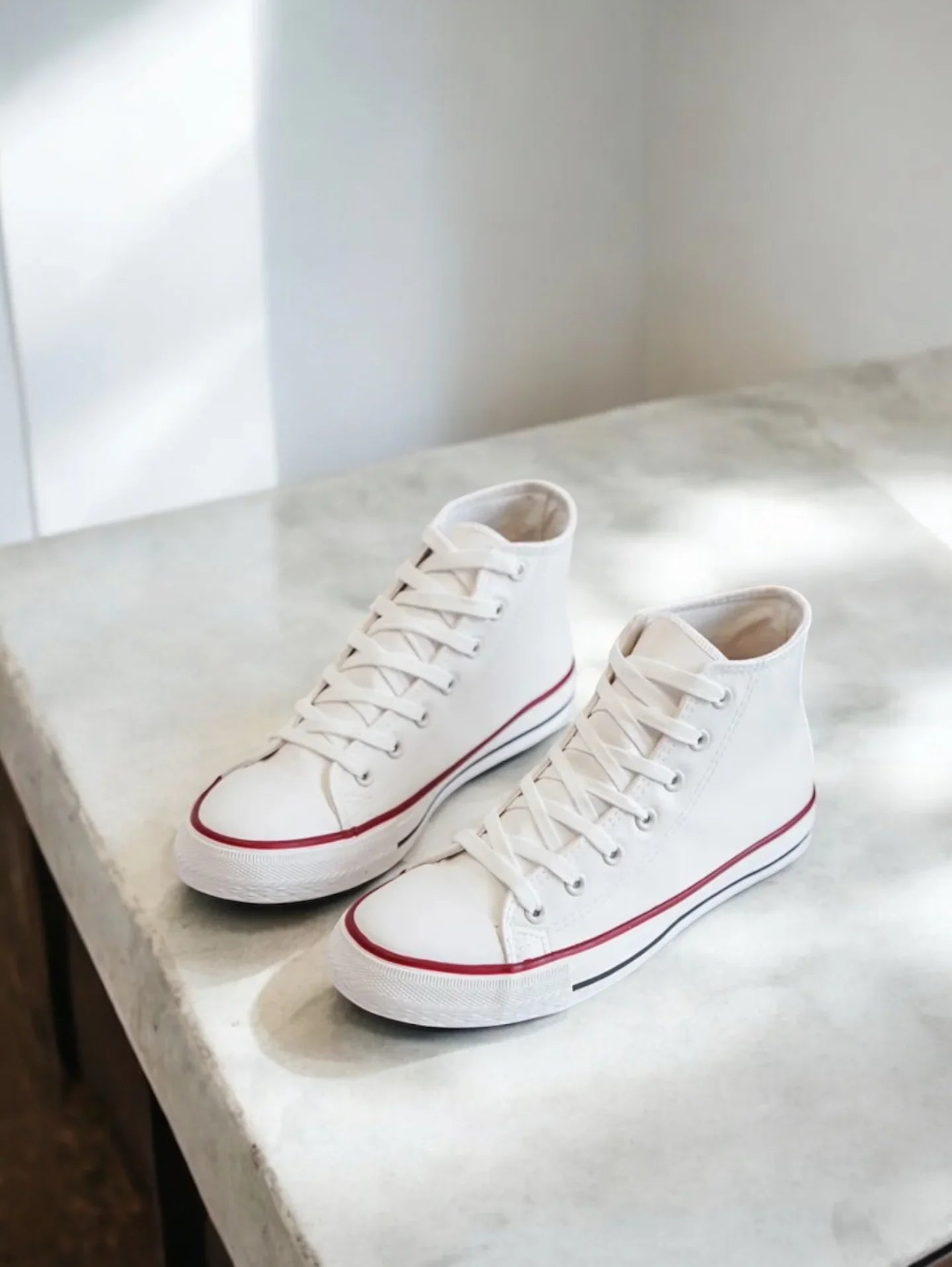 Chaussures baskets hautes simili cuir blanc style converse