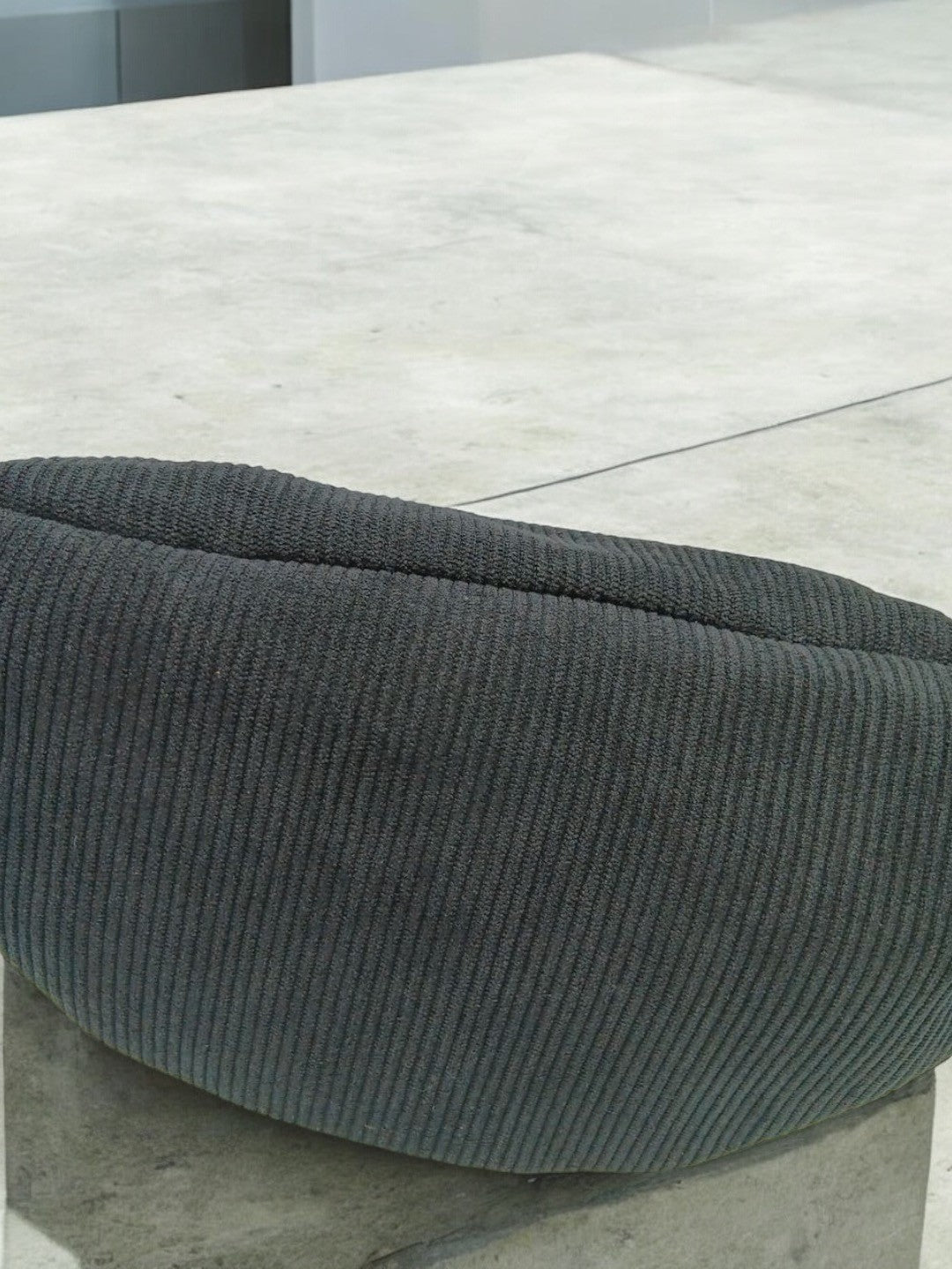 Sac banane en velours côtelé noir “La P’tite cachottière”