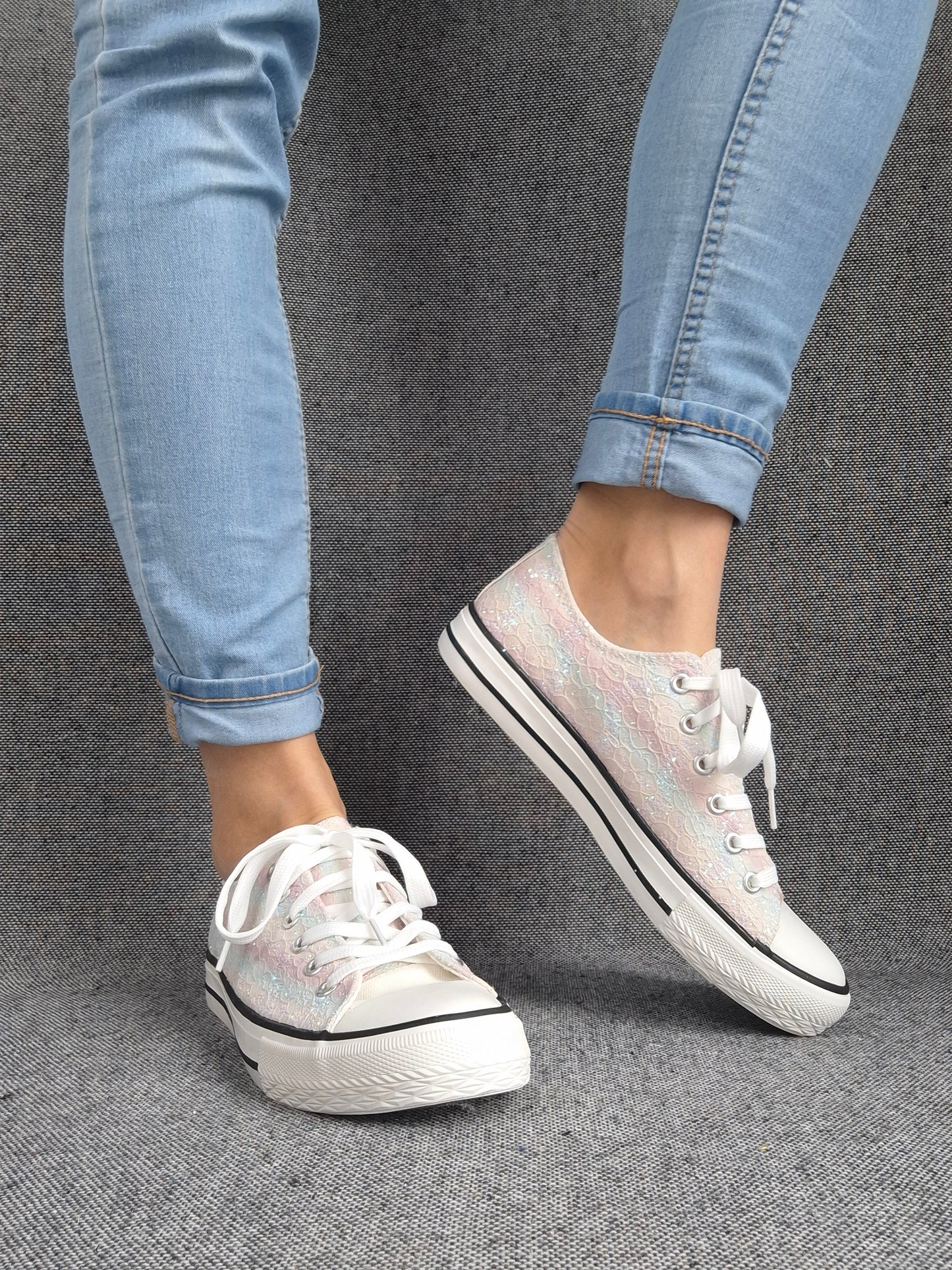 Chaussures baskets basses en tissu dentelé avec reflets irisés multicolores style converse