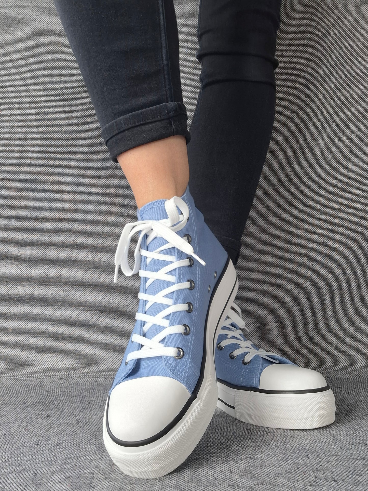 Chaussures baskets hautes en toile bleu clair blanc style converse