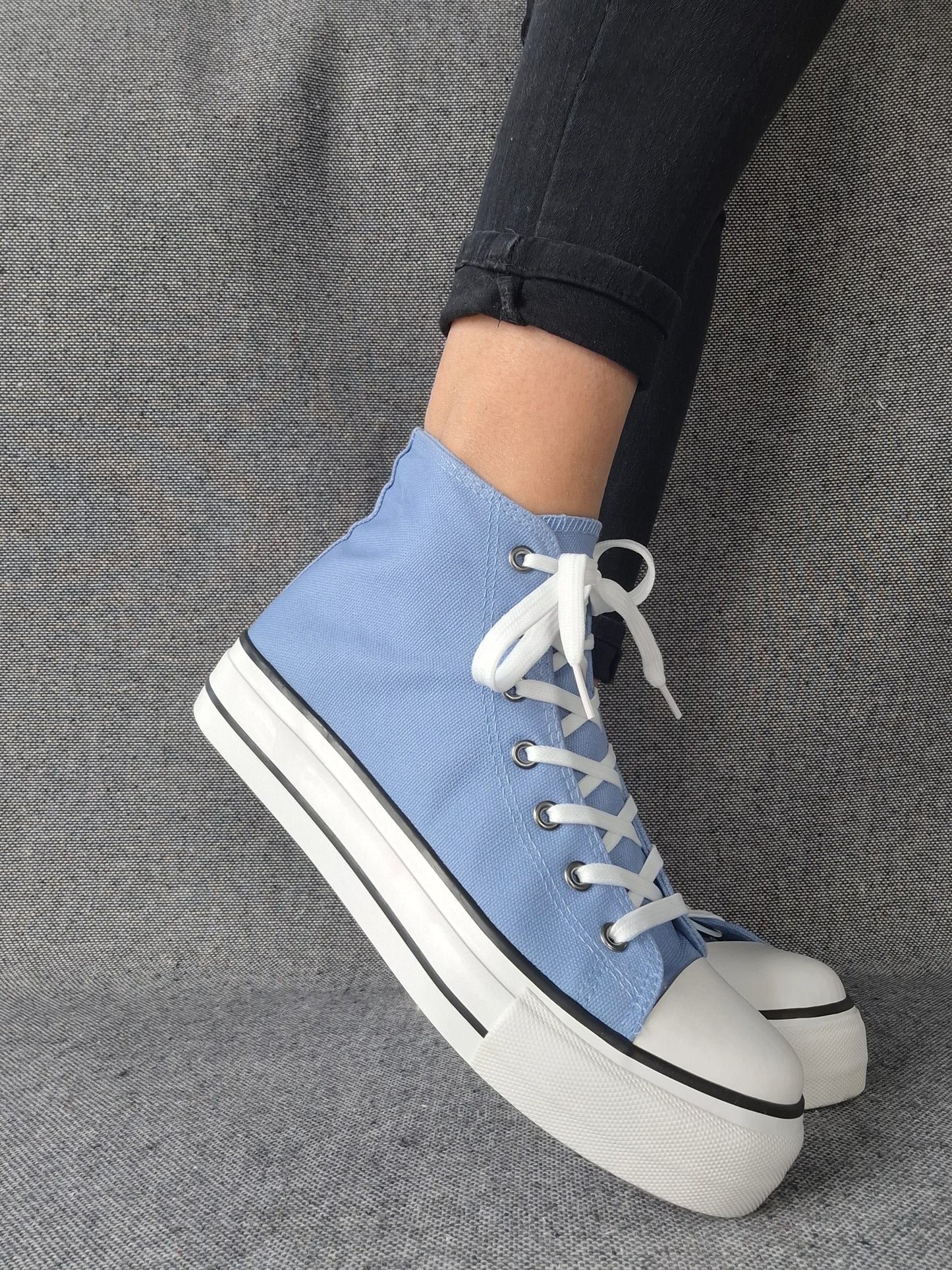 Chaussures baskets hautes en toile bleu clair blanc style converse