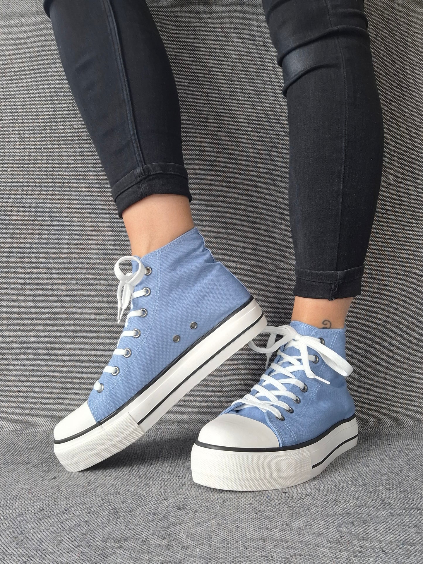 Chaussures baskets hautes en toile bleu clair blanc style converse