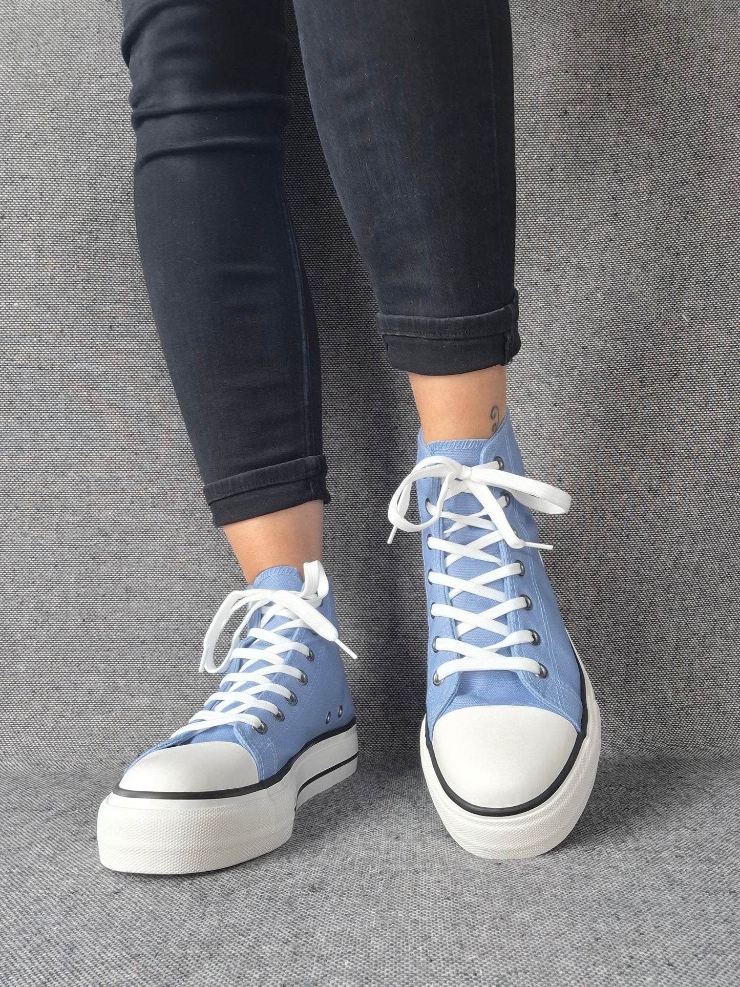 Chaussures baskets hautes en toile bleu clair blanc style converse