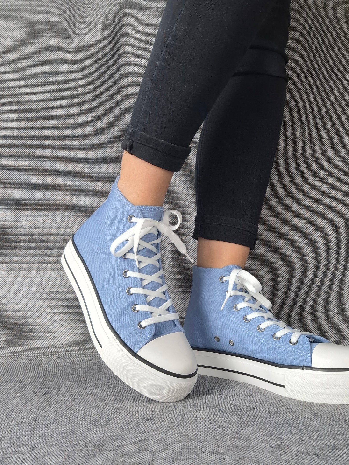 Chaussures baskets hautes en toile bleu clair blanc style converse