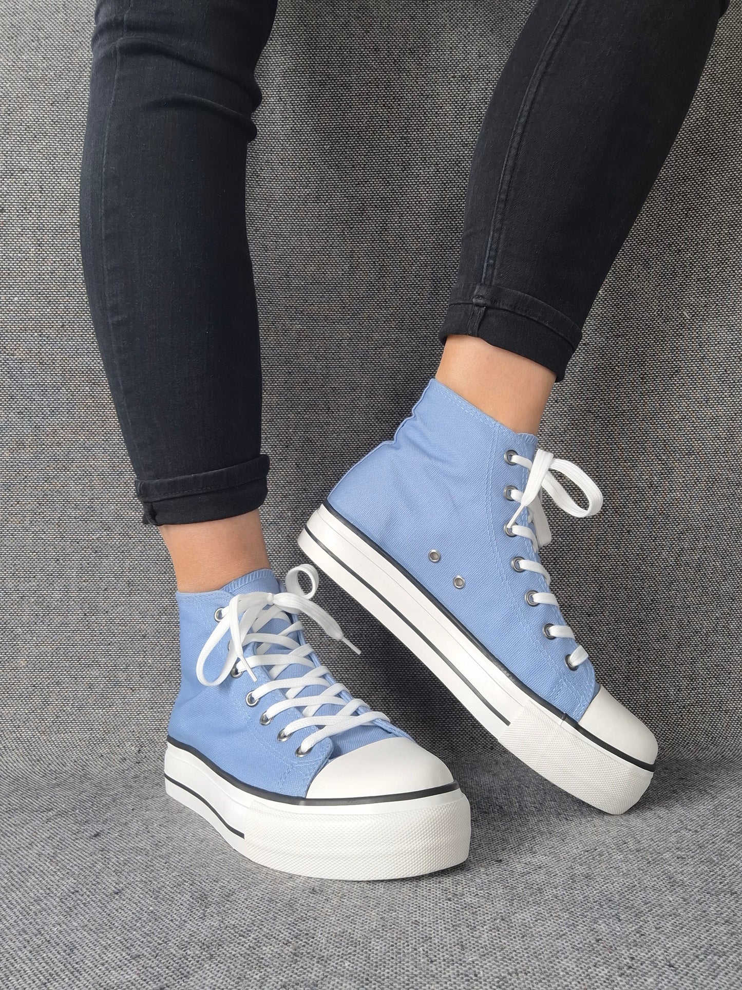 Chaussures baskets hautes en toile bleu clair blanc style converse