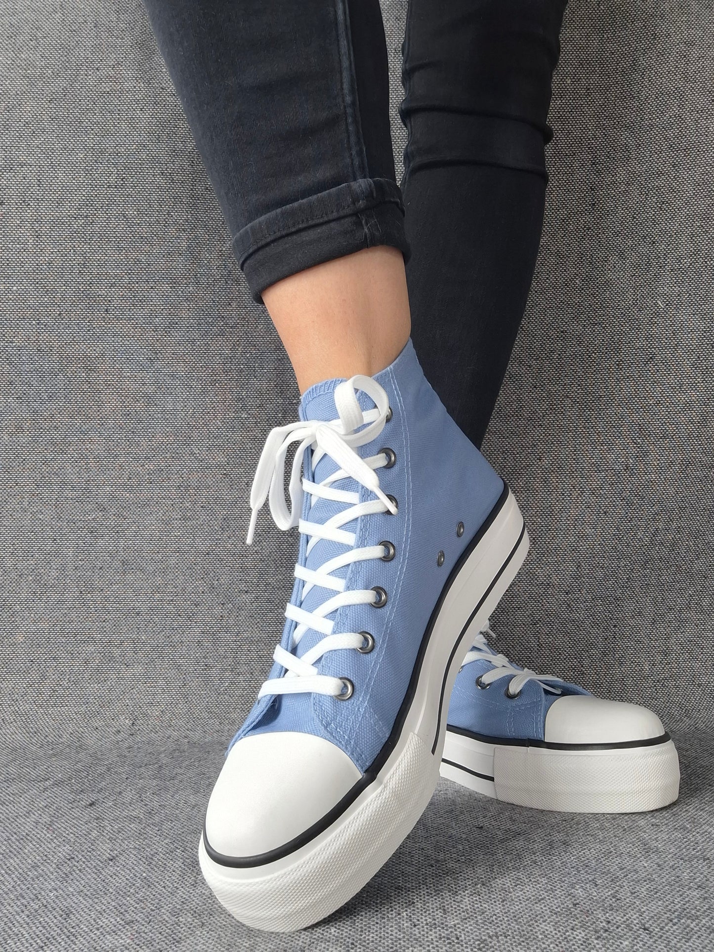 Chaussures baskets hautes en toile bleu clair blanc style converse