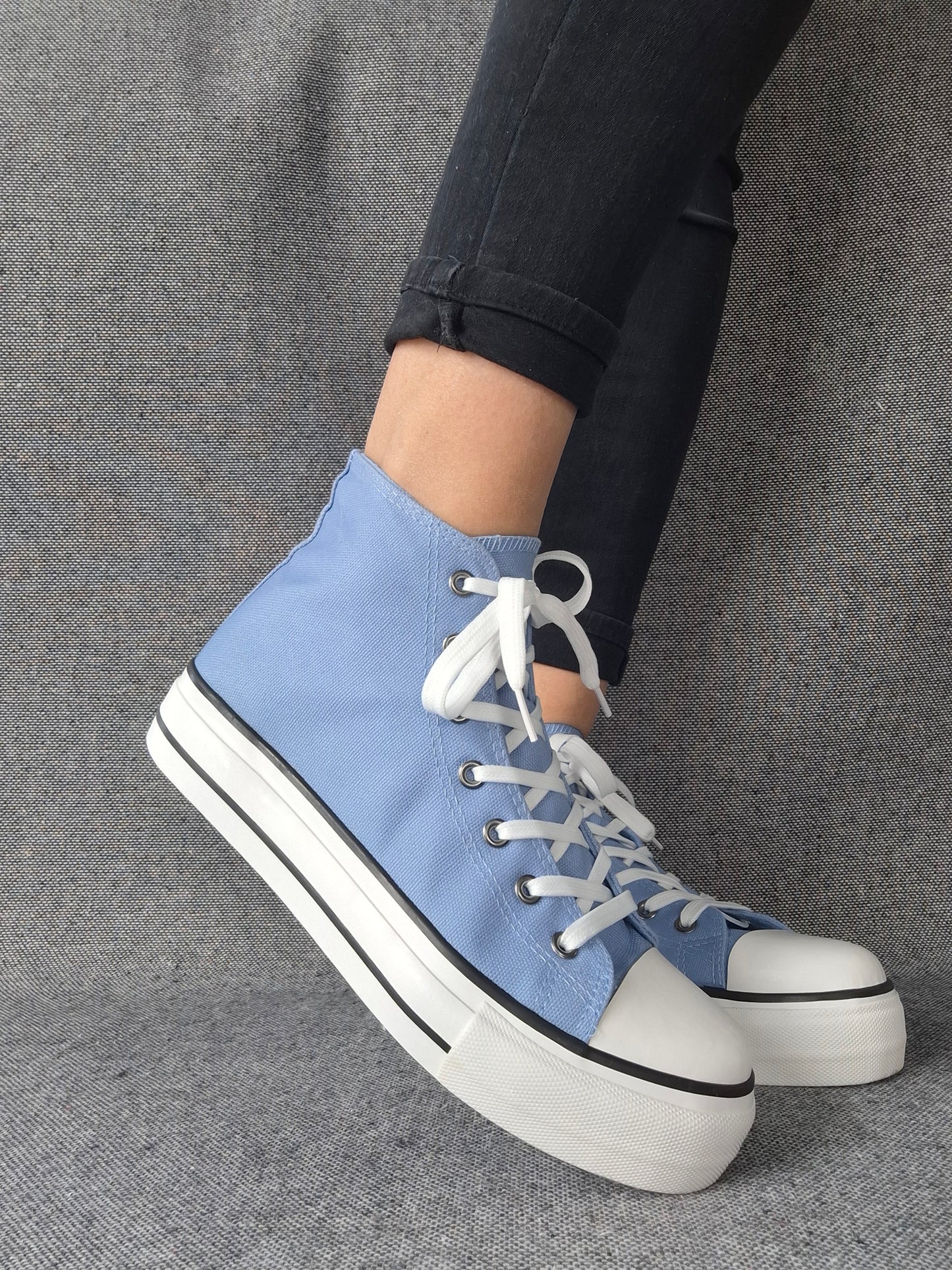Chaussures baskets hautes en toile bleu clair blanc style converse