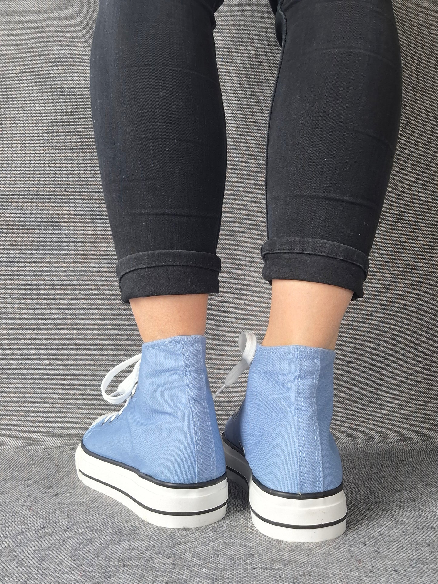 Chaussures baskets hautes en toile bleu clair blanc style converse
