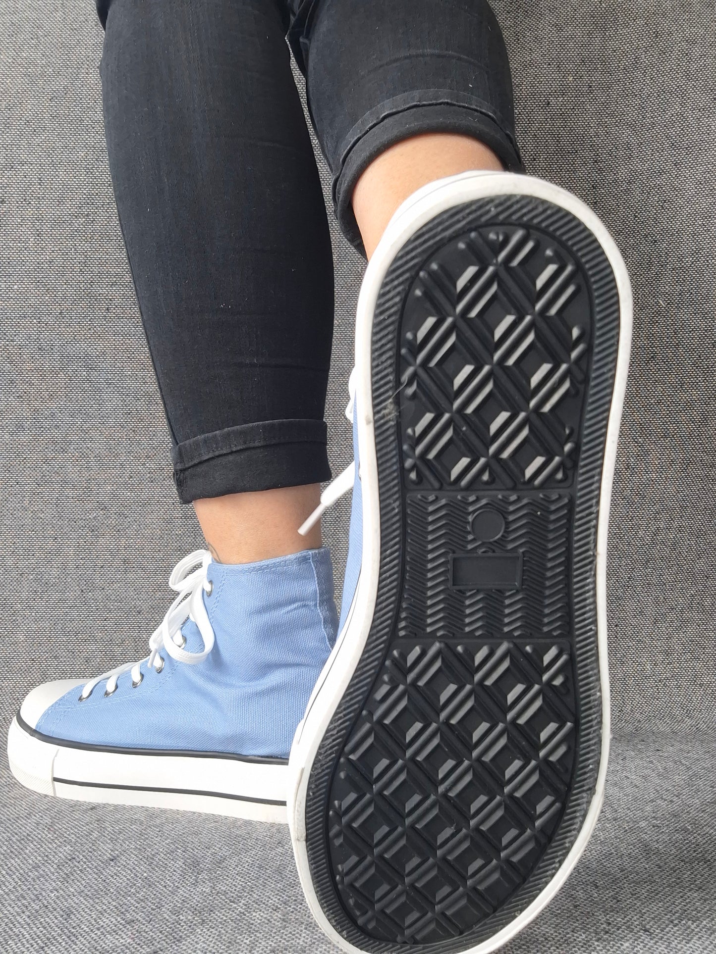 Chaussures baskets hautes en toile bleu clair blanc style converse