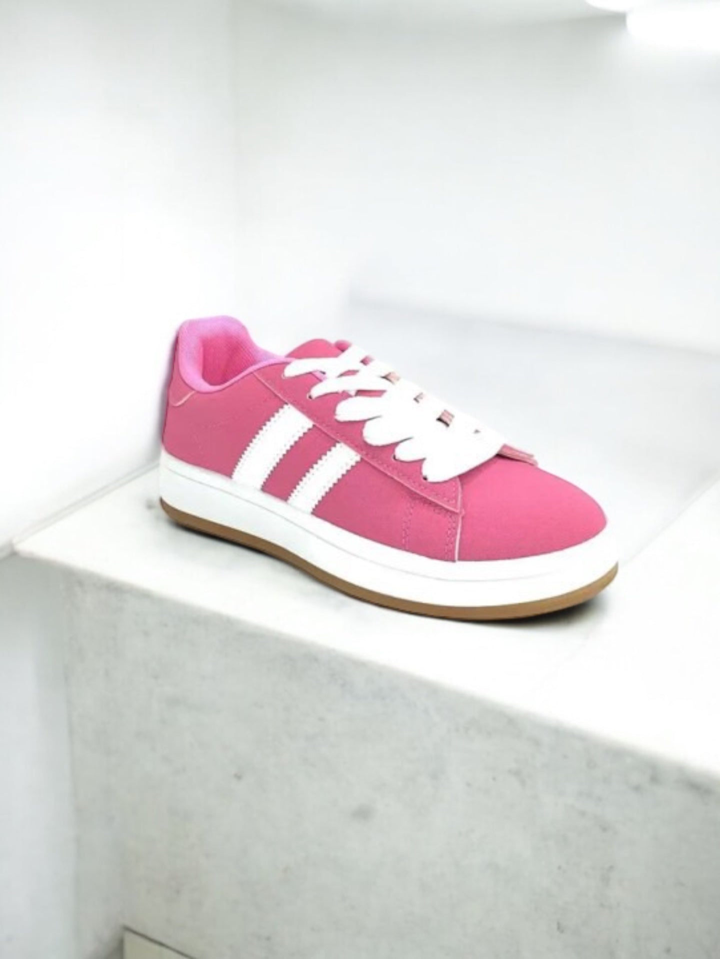 Chaussures baskets basses roses avec bandes blanches style campus