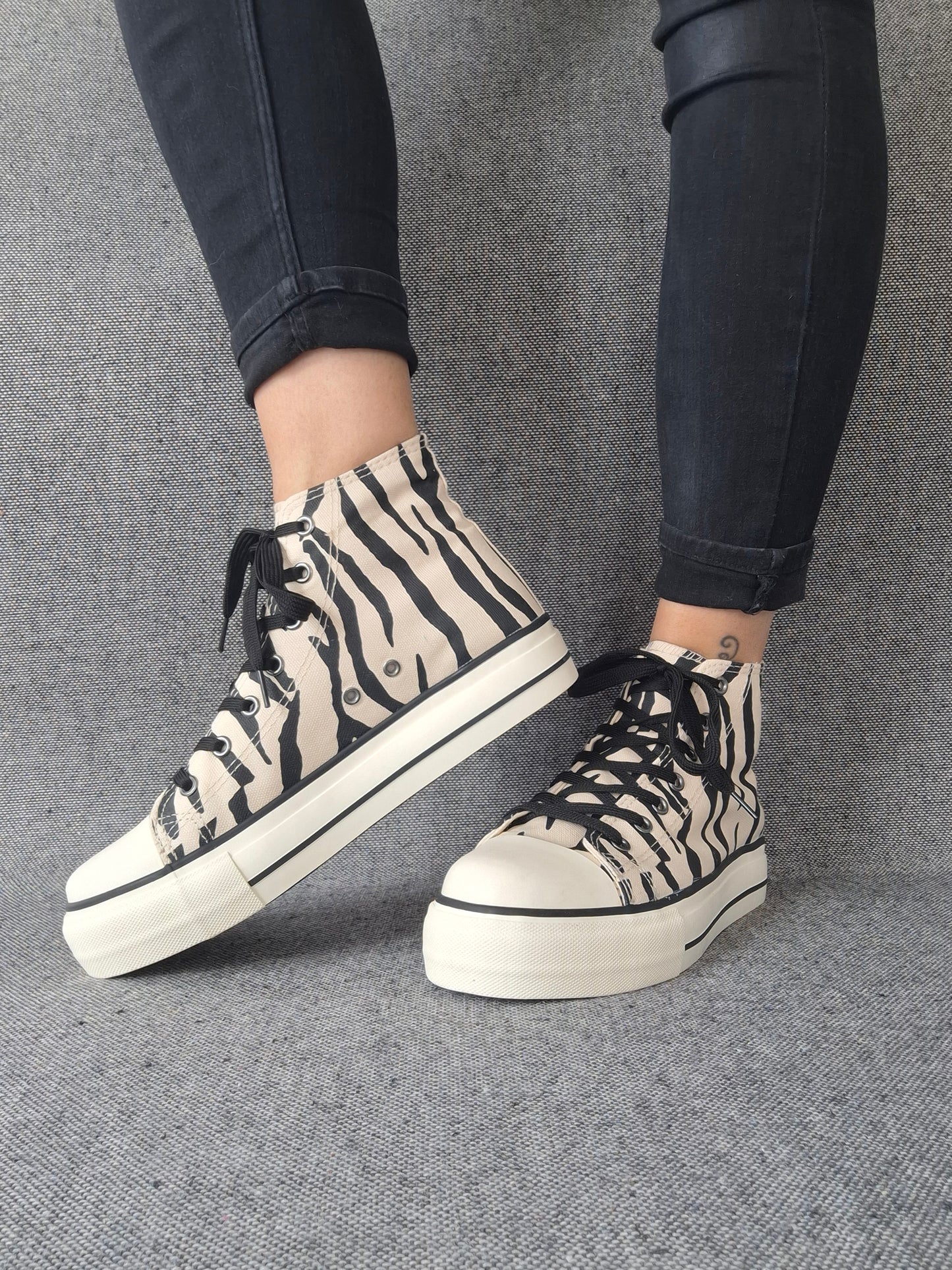 Chaussures baskets hautes en toile motif zèbre noir et blanc style converse