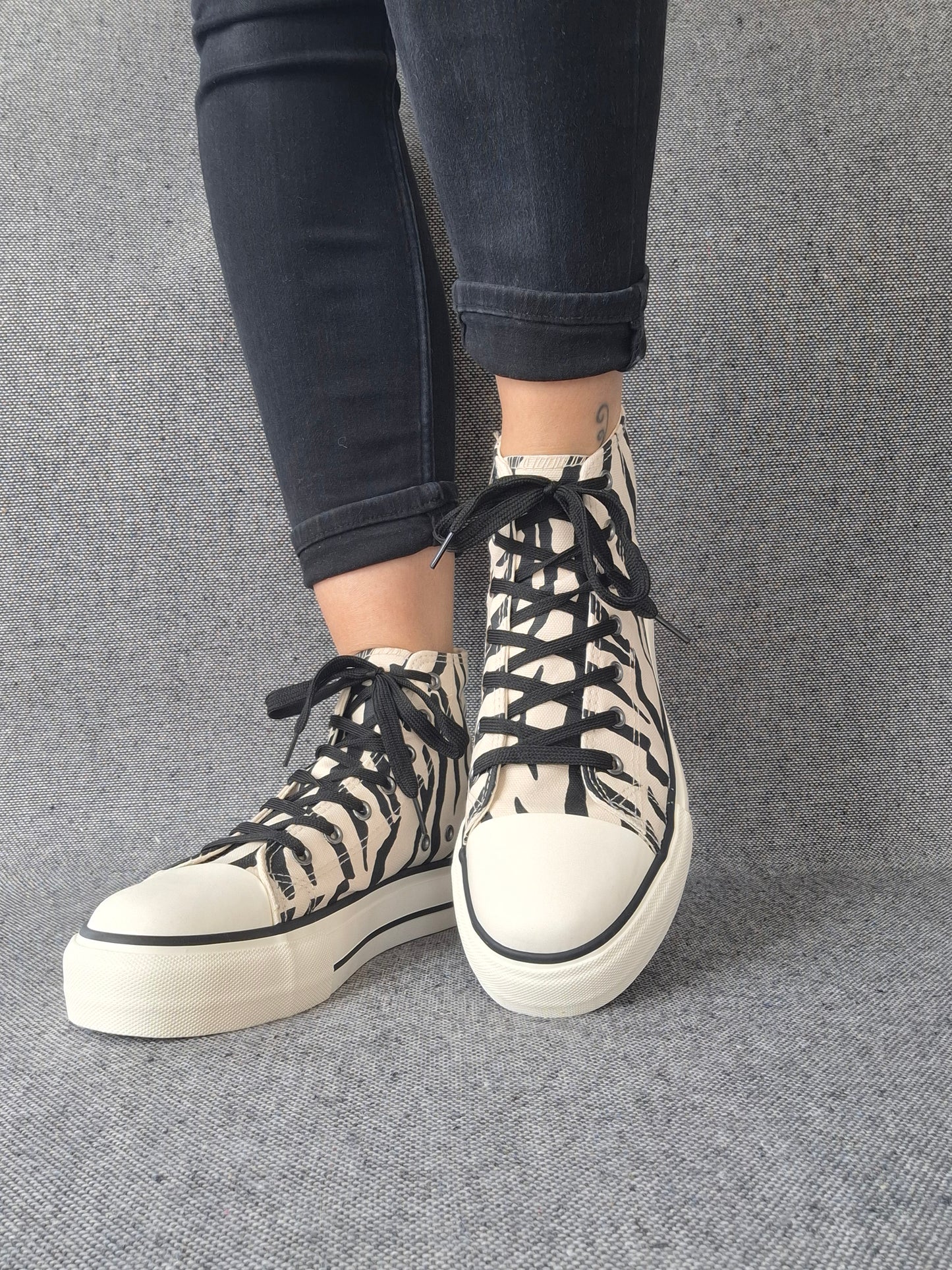 Chaussures baskets hautes en toile motif zèbre noir et blanc style converse