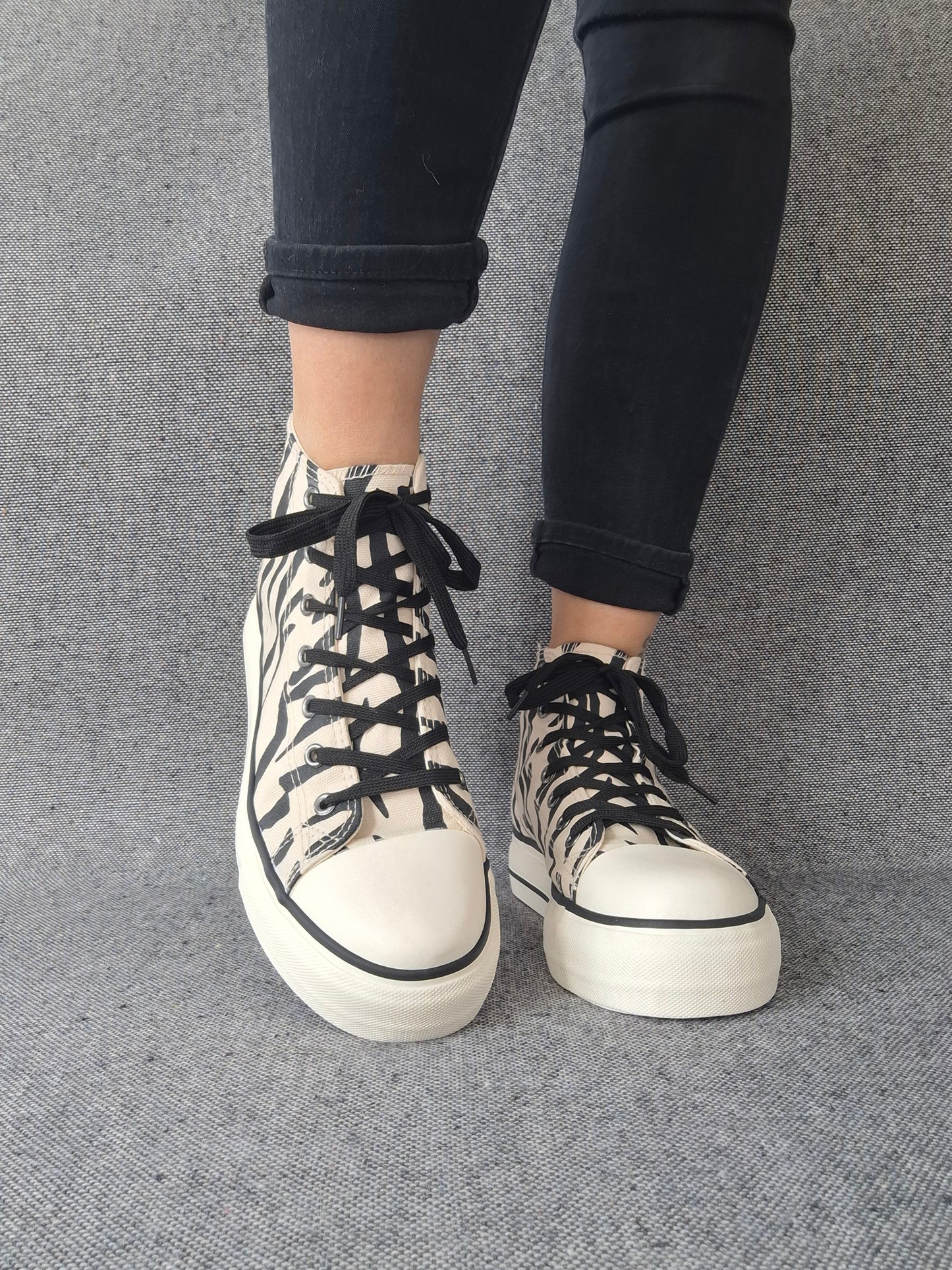 Chaussures baskets hautes en toile motif zèbre noir et blanc style converse