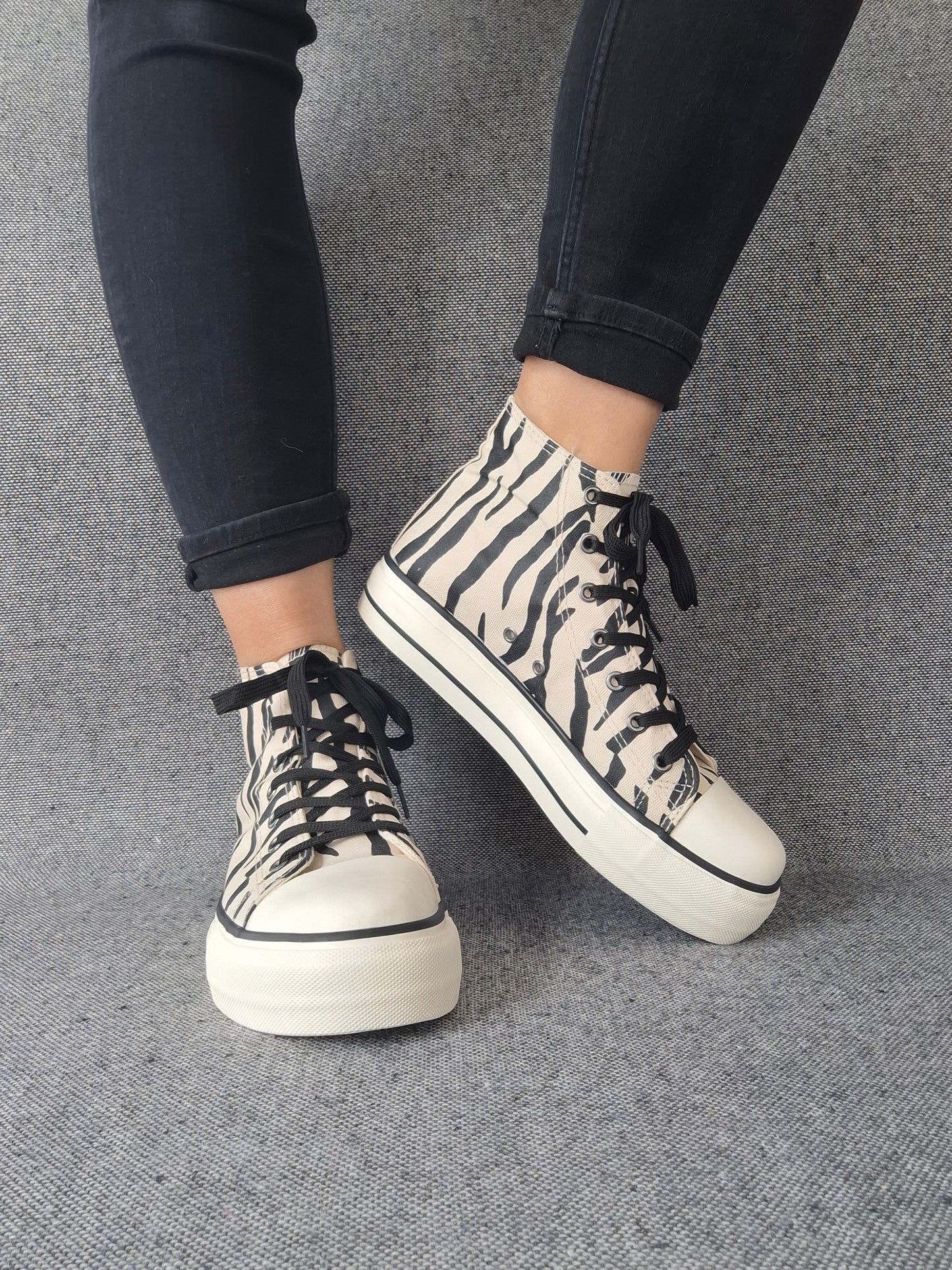 Chaussures baskets hautes en toile motif zèbre noir et blanc style converse