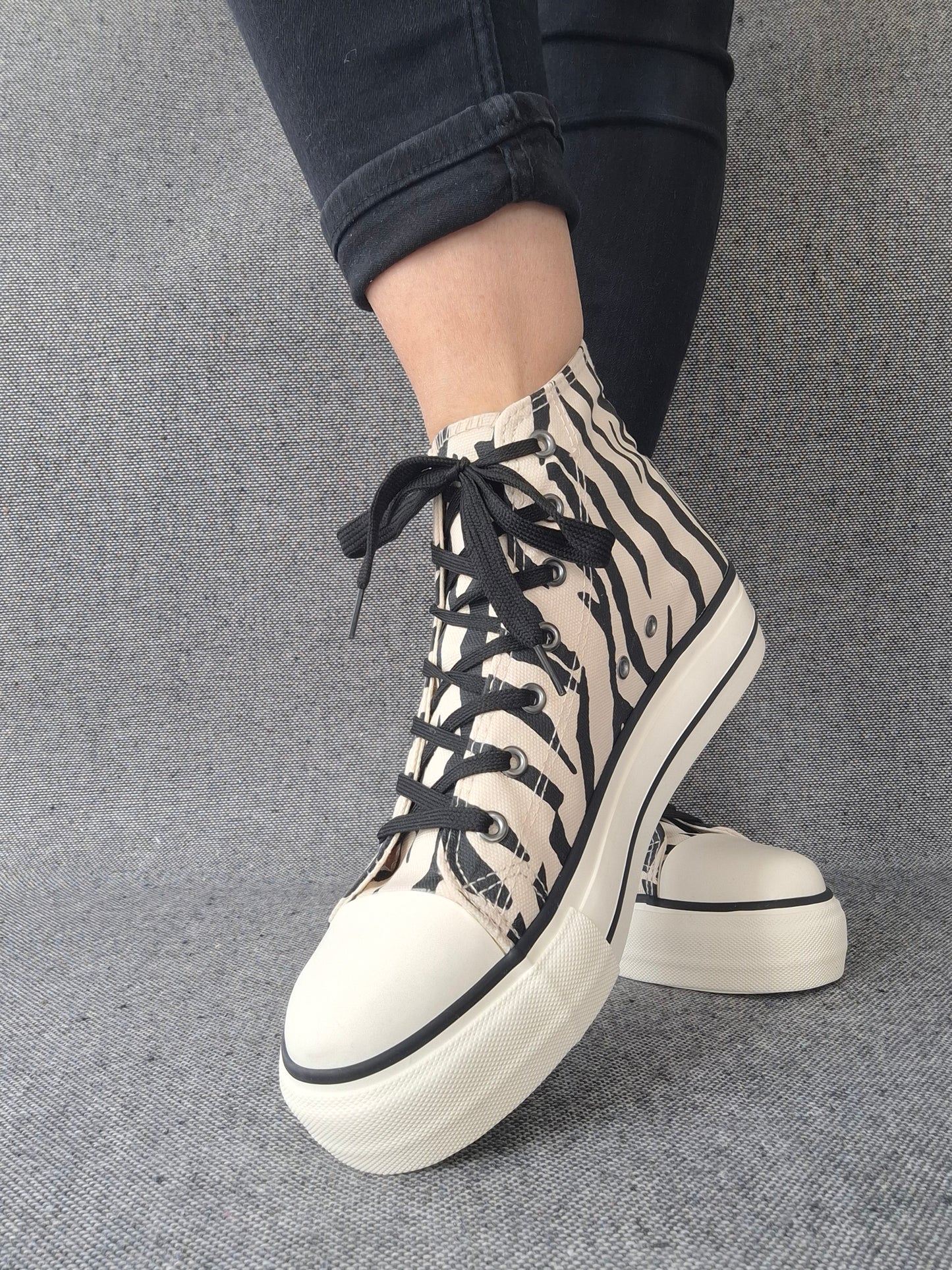 Chaussures baskets hautes en toile motif zèbre noir et blanc style converse