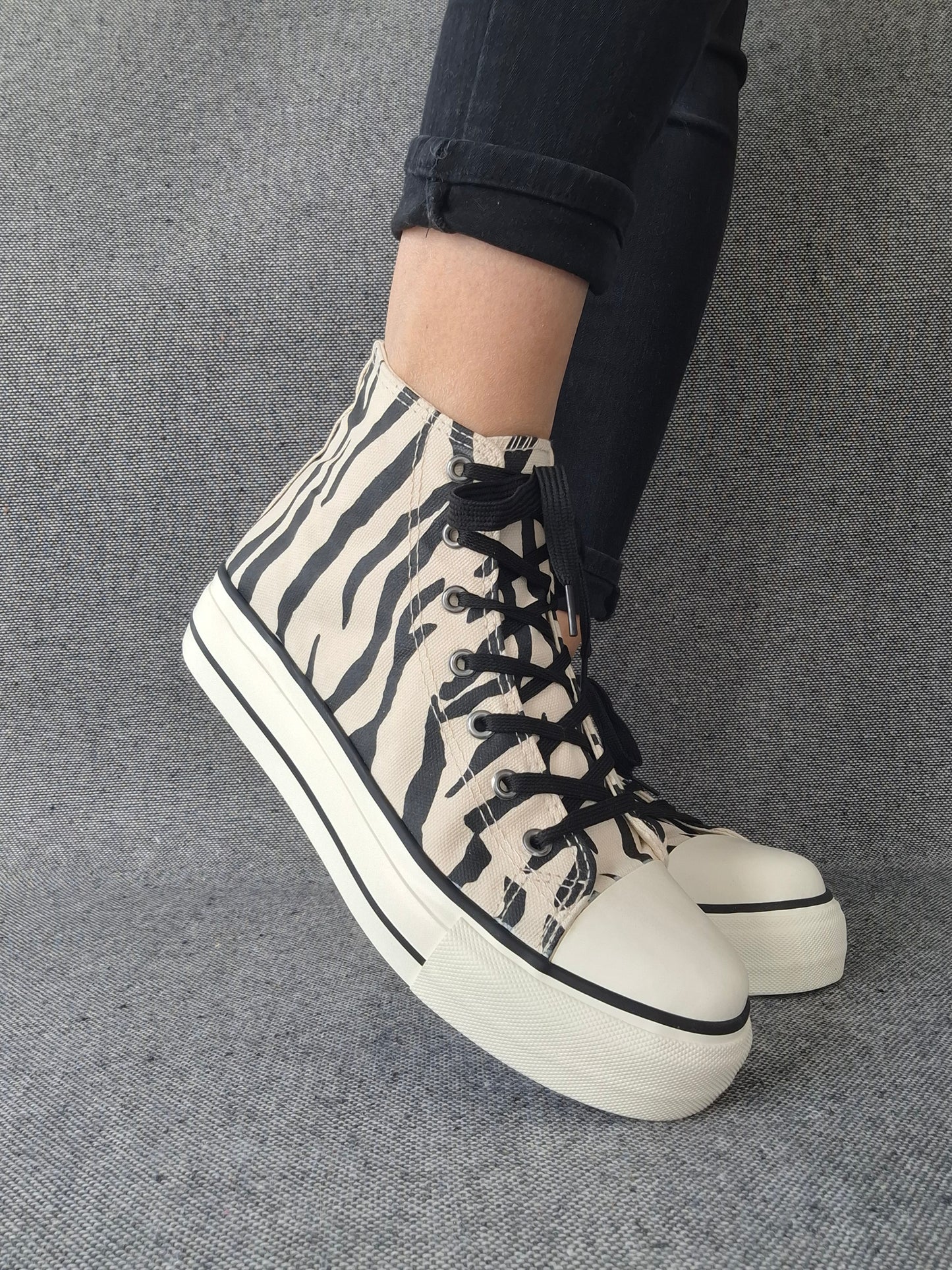 Chaussures baskets hautes en toile motif zèbre noir et blanc style converse