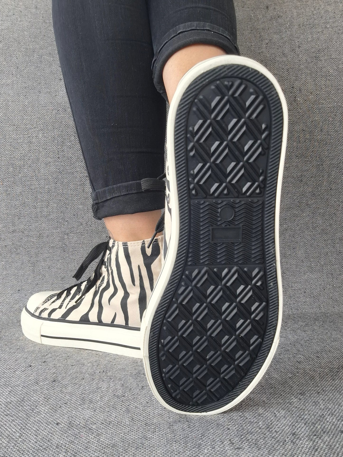 Chaussures baskets hautes en toile motif zèbre noir et blanc style converse