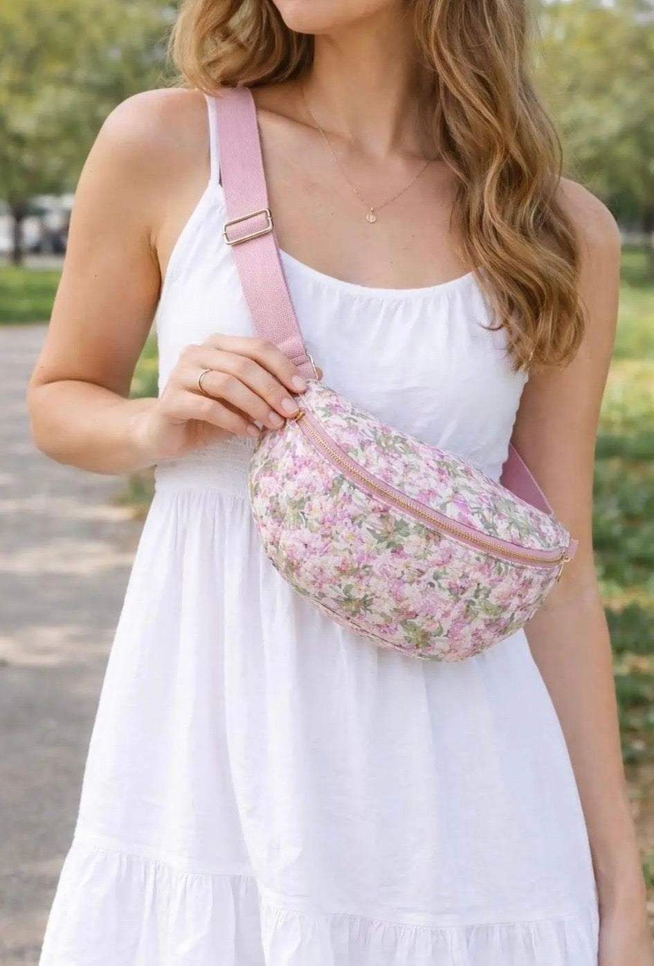 Sac Banane Fleuri Rose & Vert – Tissu Matelassé Blanc & Zip Doré