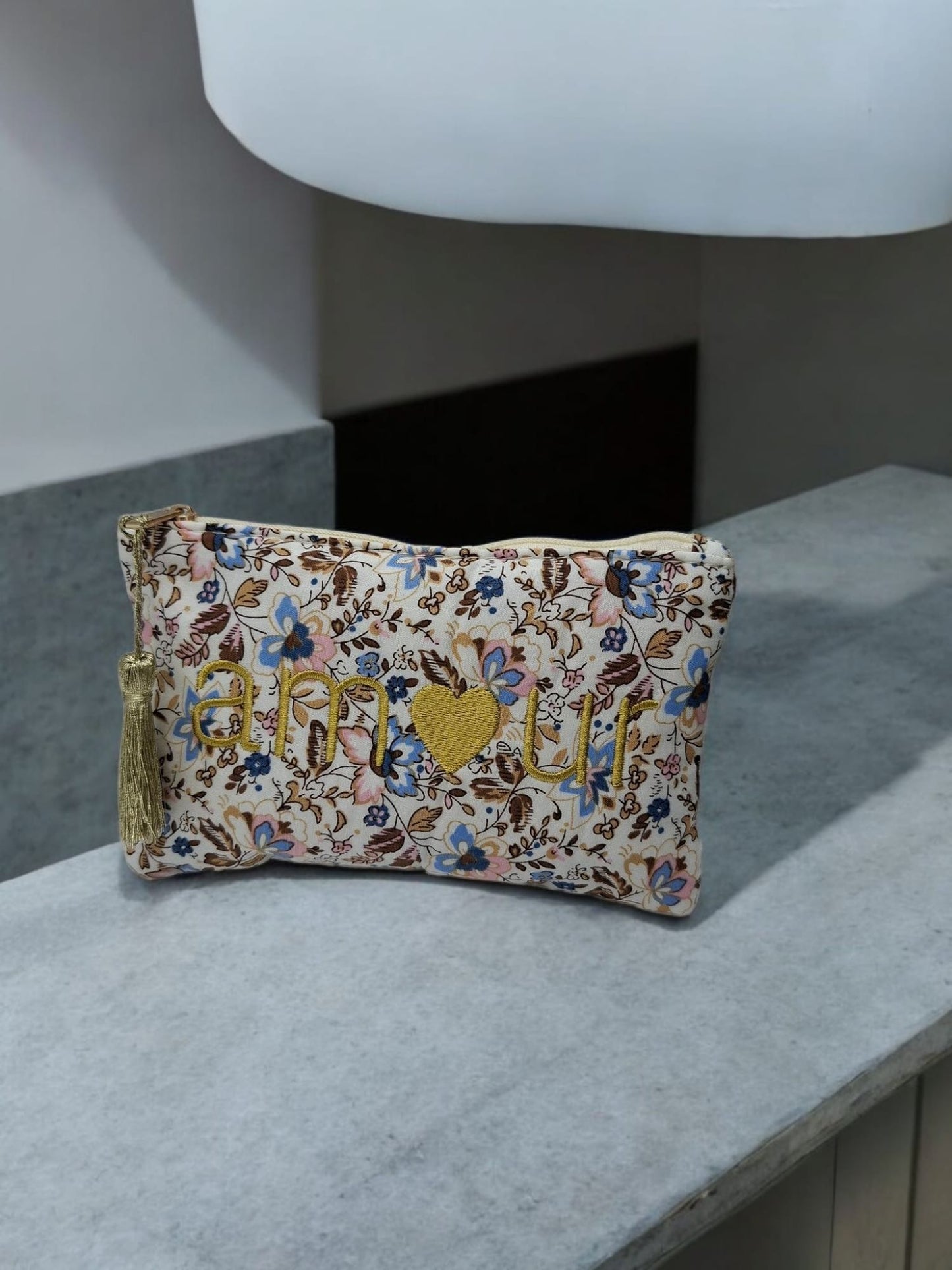 Trousse en coton avec inscription “Amour” à motif floral
