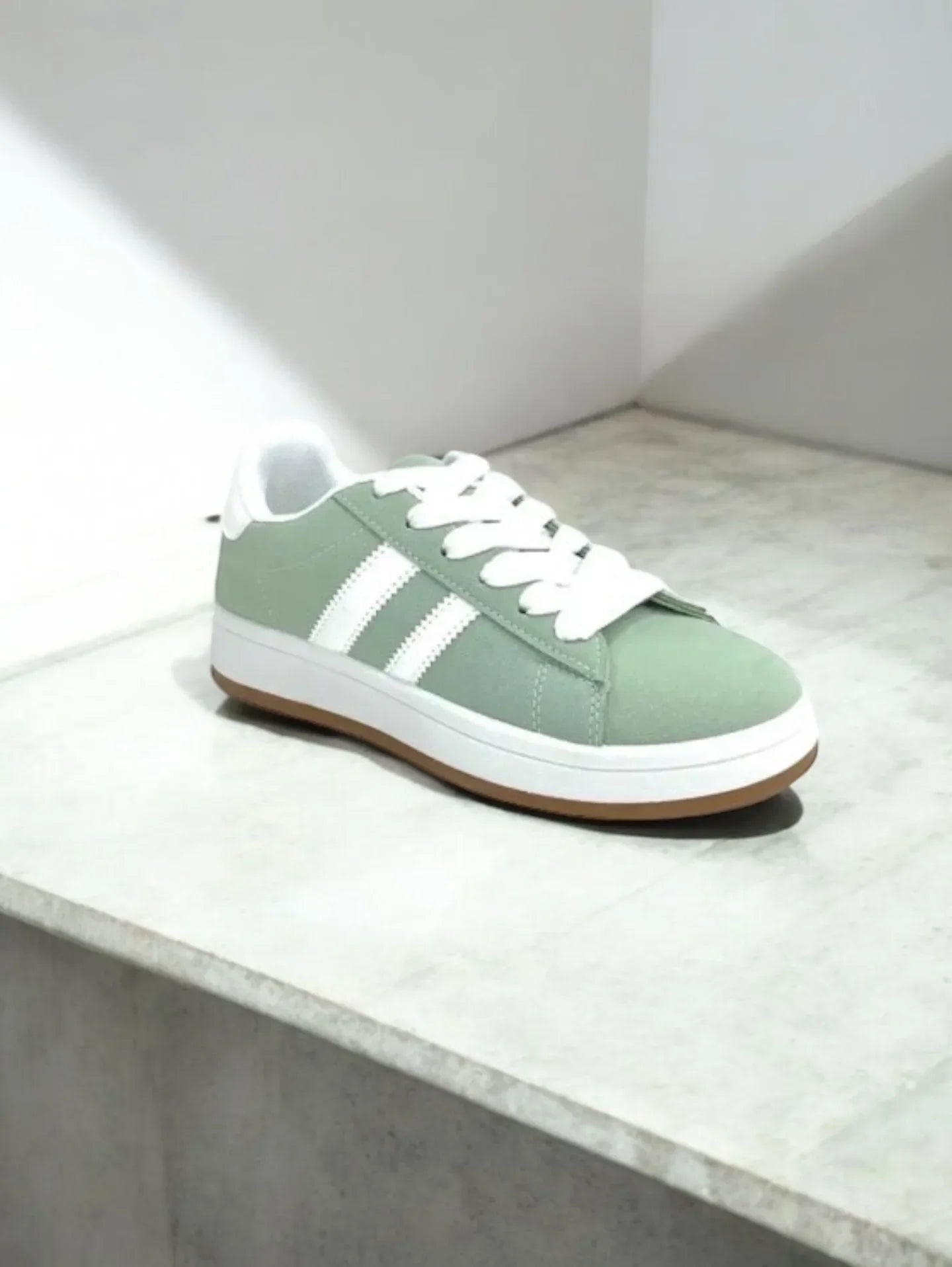 Chaussures baskets basses vert d’eau avec bandes blanches style campus