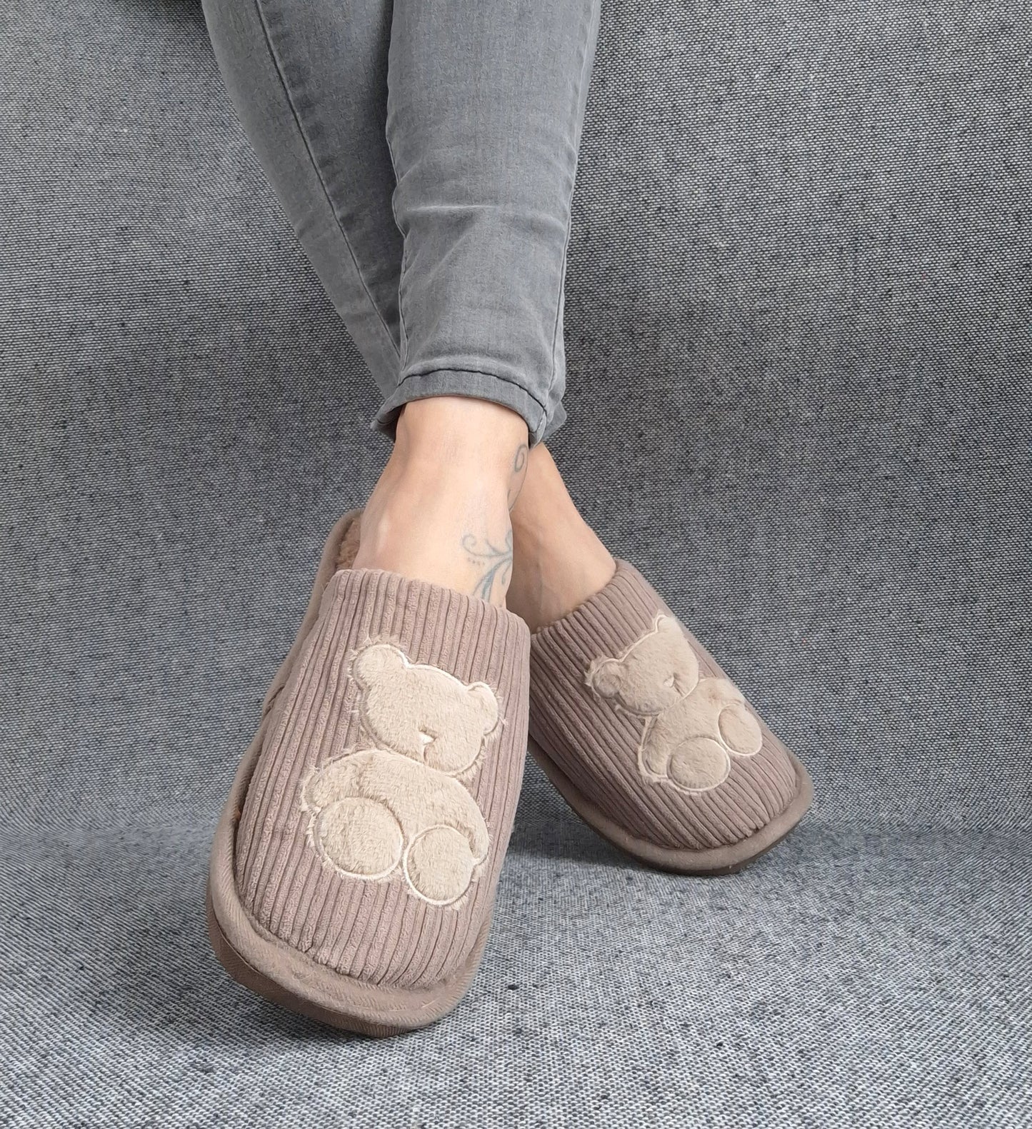 Chaussons fourrés marron en tissu avec motif ours