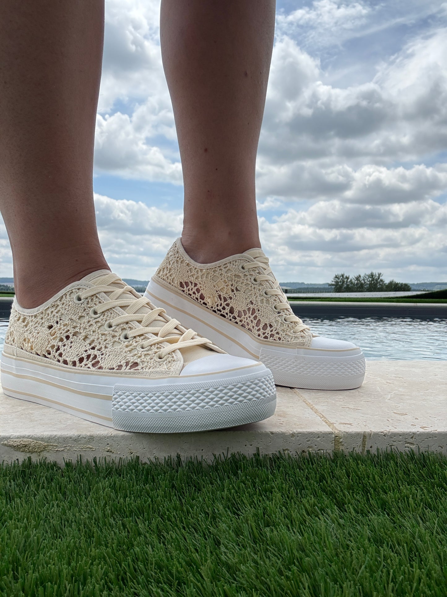 Chaussures baskets basses à dentelle beige en tissu style converse
