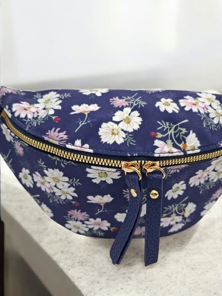 Sac banane en tissu bleu marine motifs fleuris blanc et rose