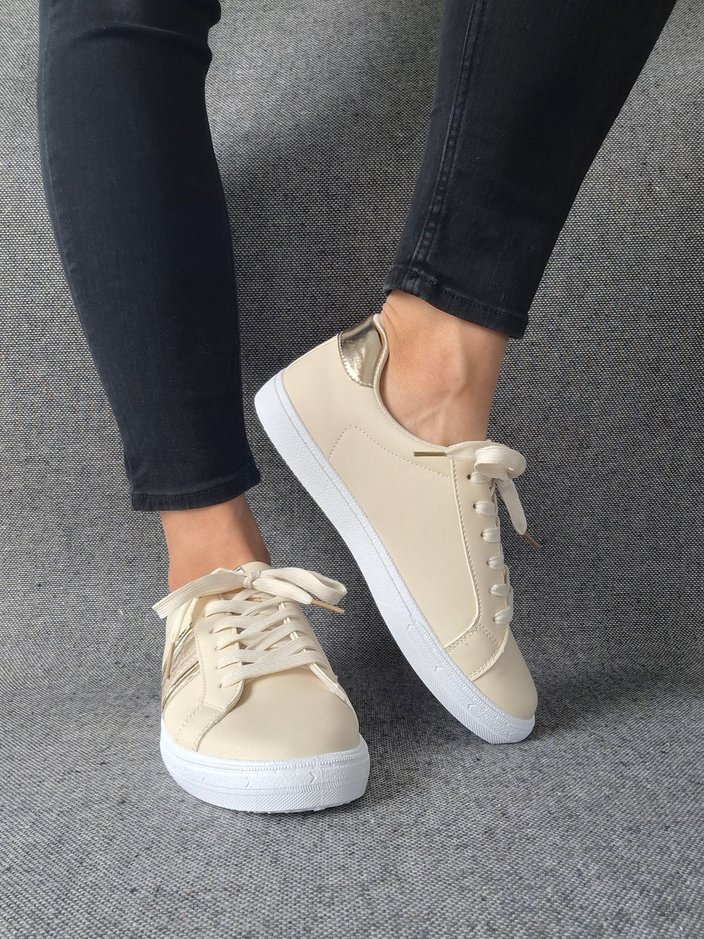 Chaussures baskets beige avec bandes dorées style sneakers