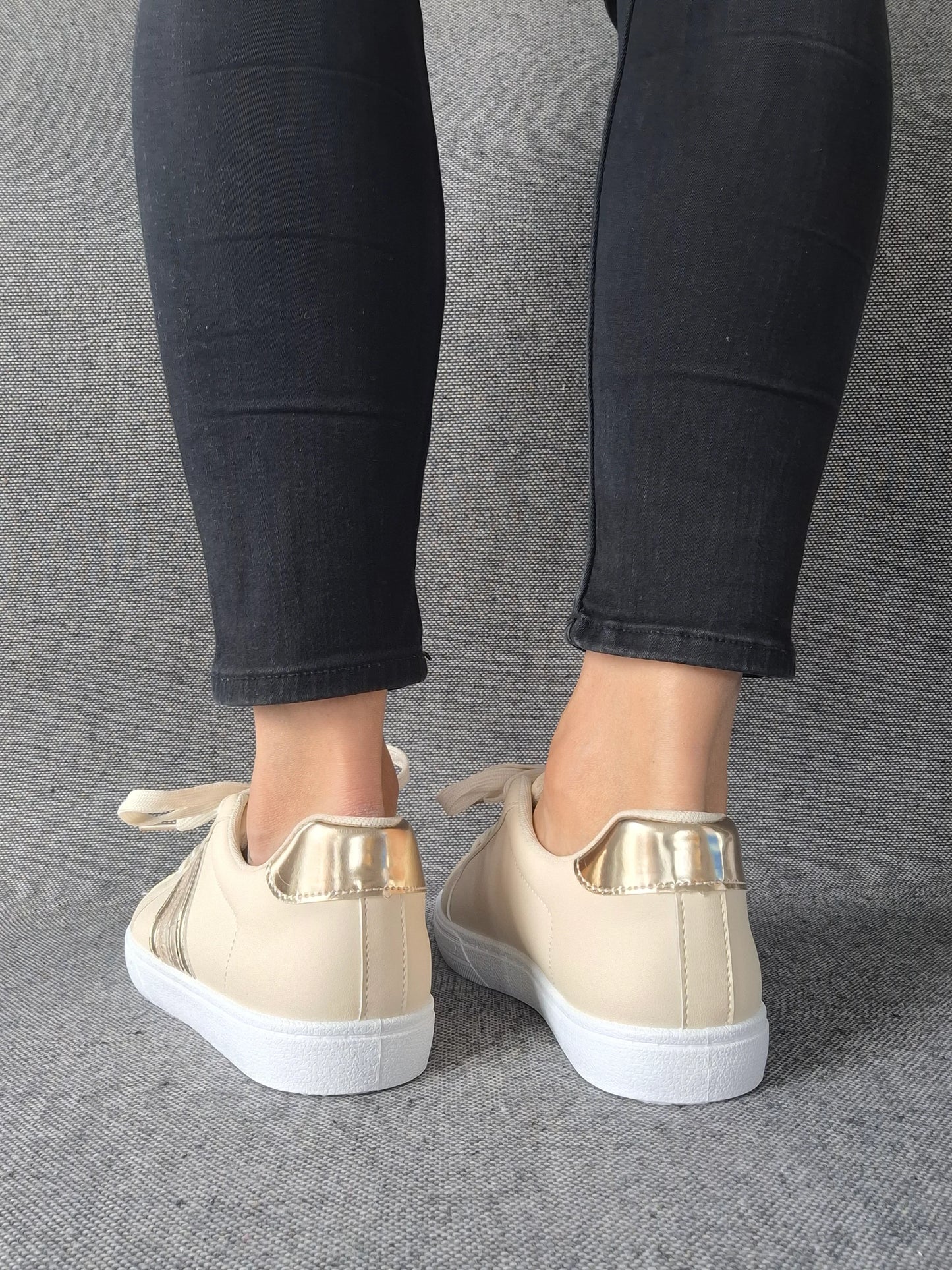 Chaussures baskets beige avec bandes dorées style sneakers