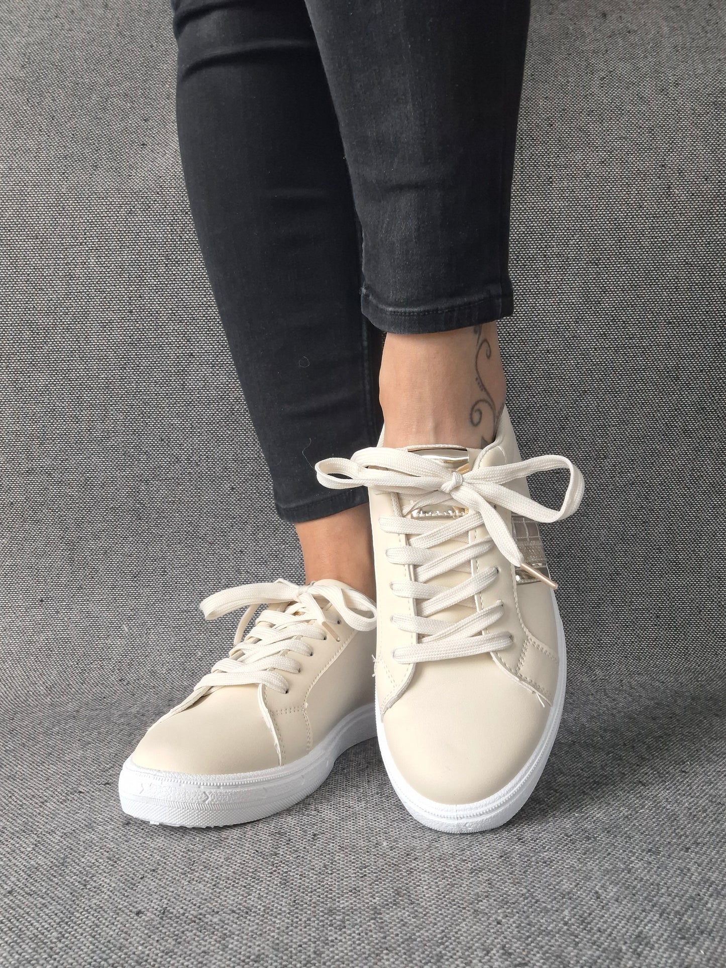 Chaussures baskets beige avec bandes dorées style sneakers
